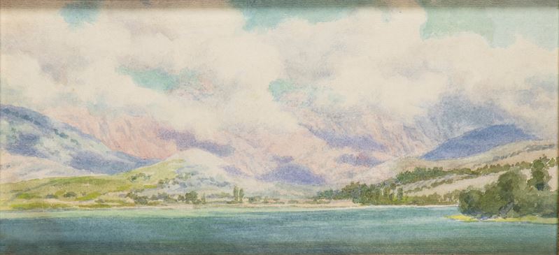 Paesaggio montano con lago