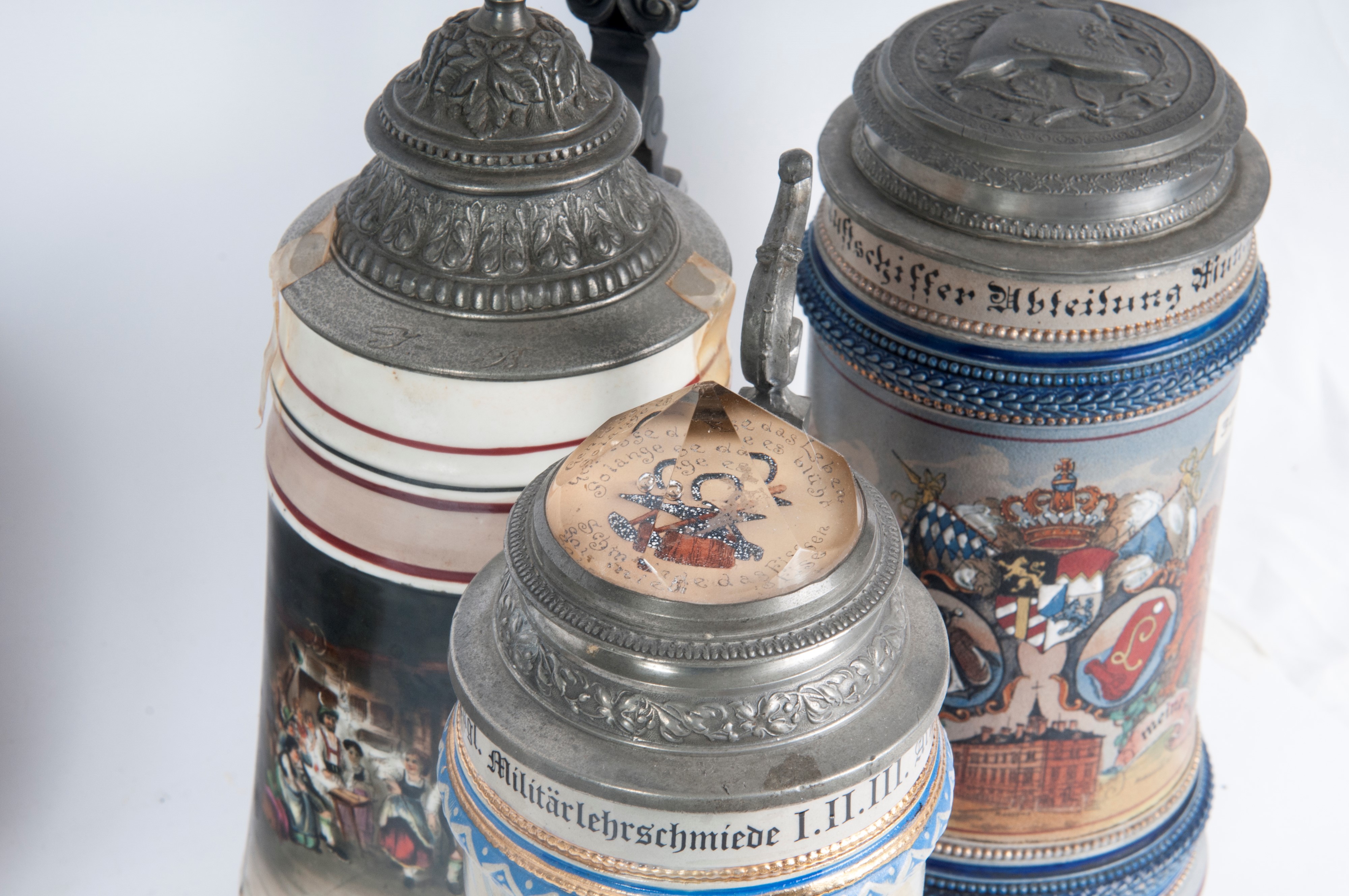 Boccale del riservista, lotto di cinque, ceramica policroma con coperchio in peltro e cristallo