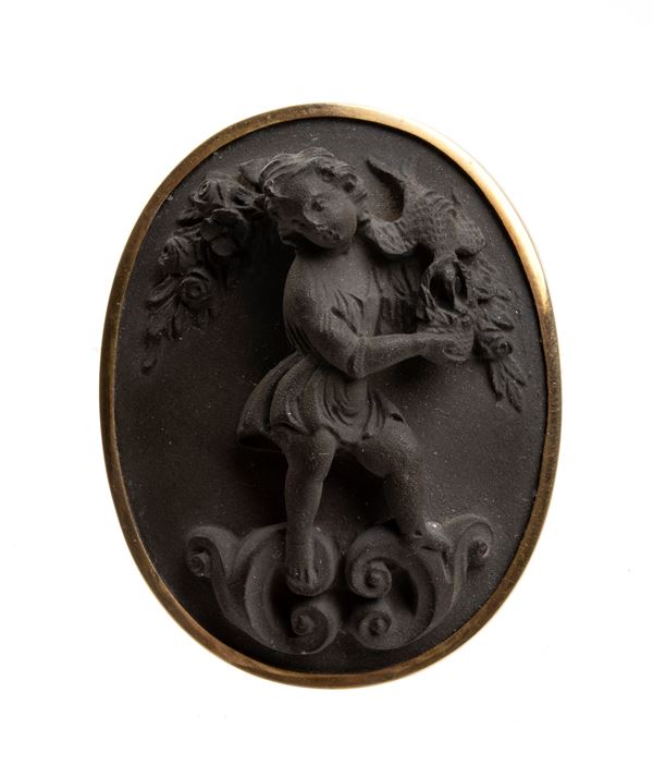 Spilla in oro con cameo in pietra lavica 