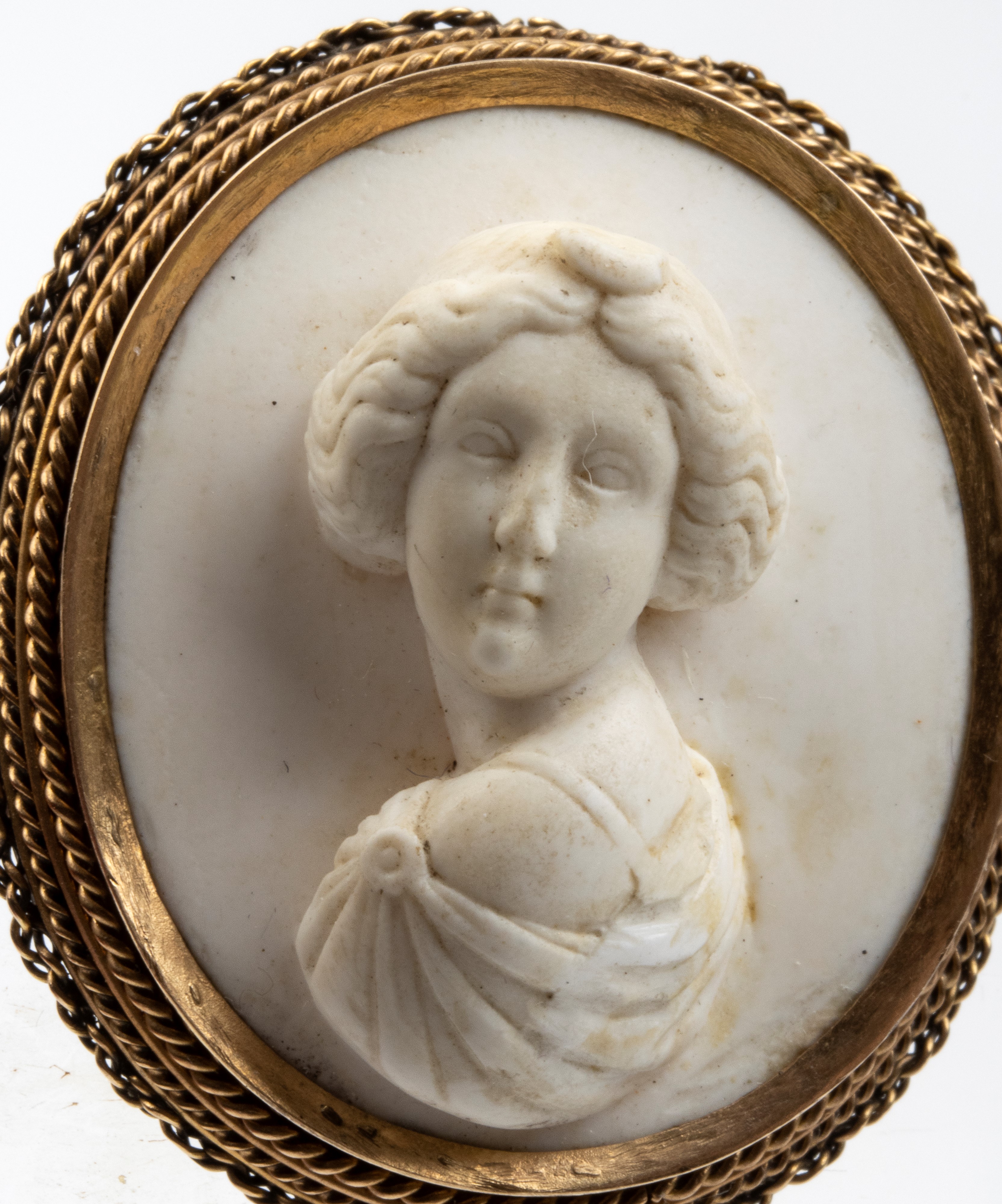 Spilla ottocentesca in oro giallo con cameo in pietra lavica bianca raffigurante un busto femmini...