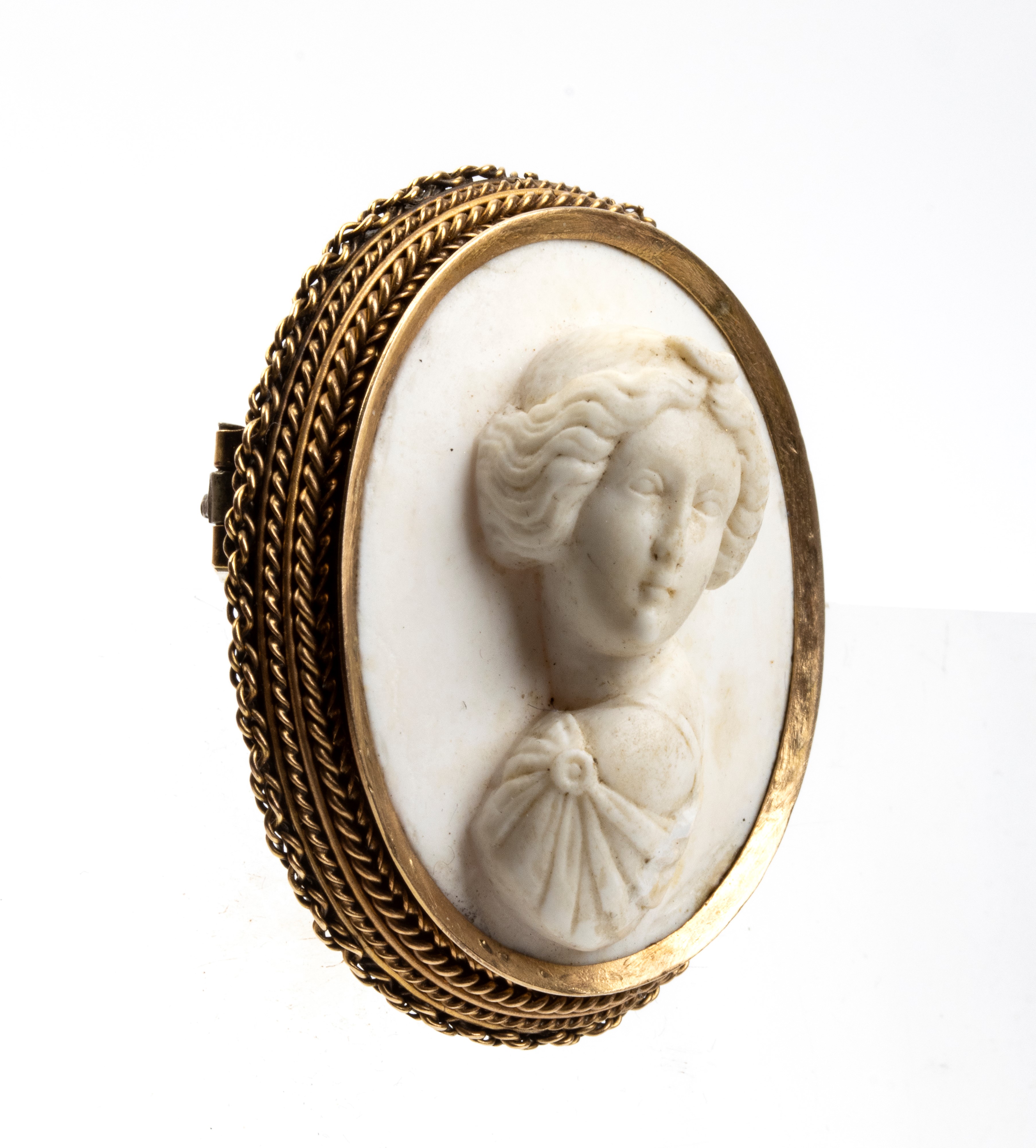 Spilla ottocentesca in oro giallo con cameo in pietra lavica bianca raffigurante un busto femmini...