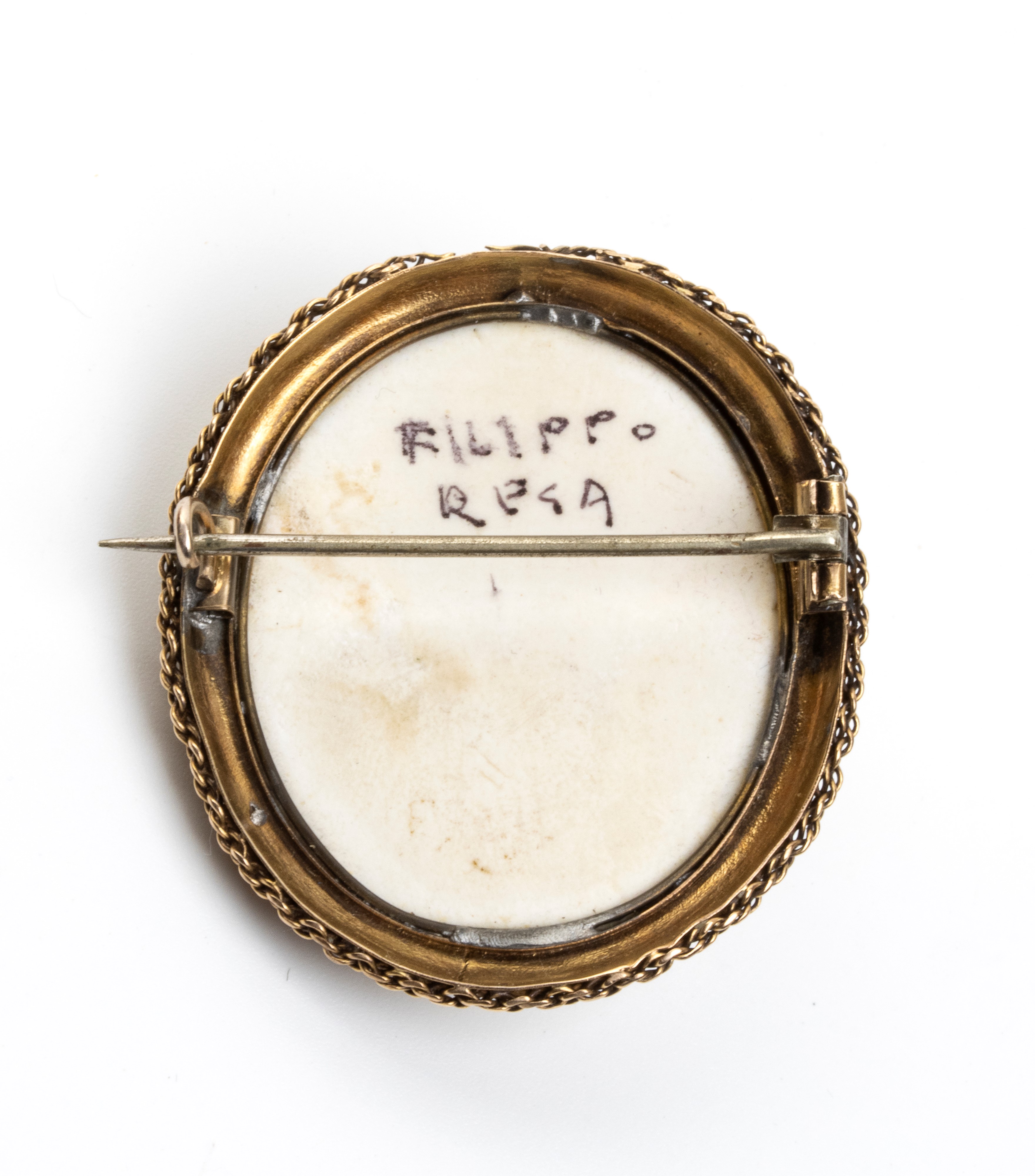 Spilla ottocentesca in oro giallo con cameo in pietra lavica bianca raffigurante un busto femmini...