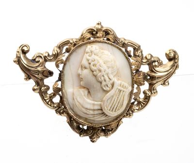 Spilla, fine XIX secolo, oro giallo con cammeo in conchiglia bianca
