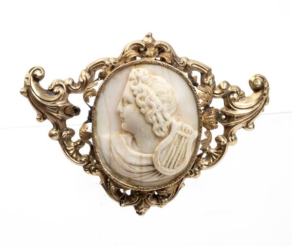Spilla in oro con cammeo in conchiglia            