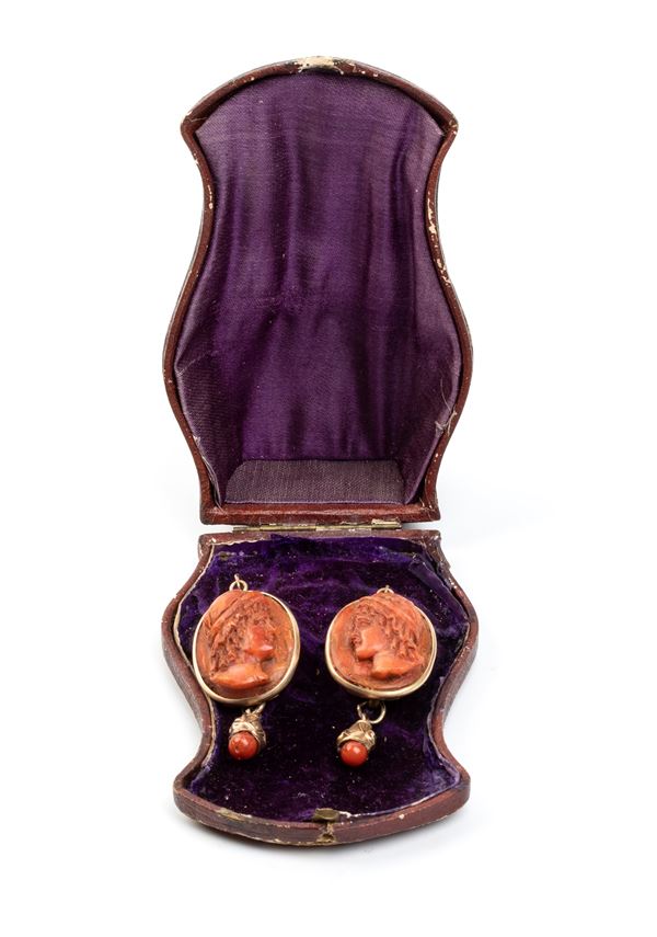 Paio di orecchini pendenti in corallo Mediterraneo ed oro