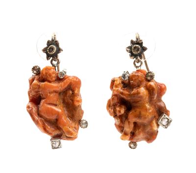 Paio di orecchini, profili di putto in corallo mediterraneo (Corallium rubrum), oro bianco e oro ...