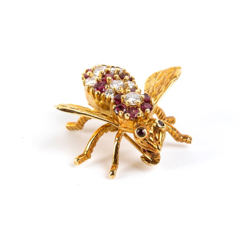 Tiffany & Co.® - TIFFANY & CO., Spilla a forma di insetto in oro giallo 18k con diamanti e rubini