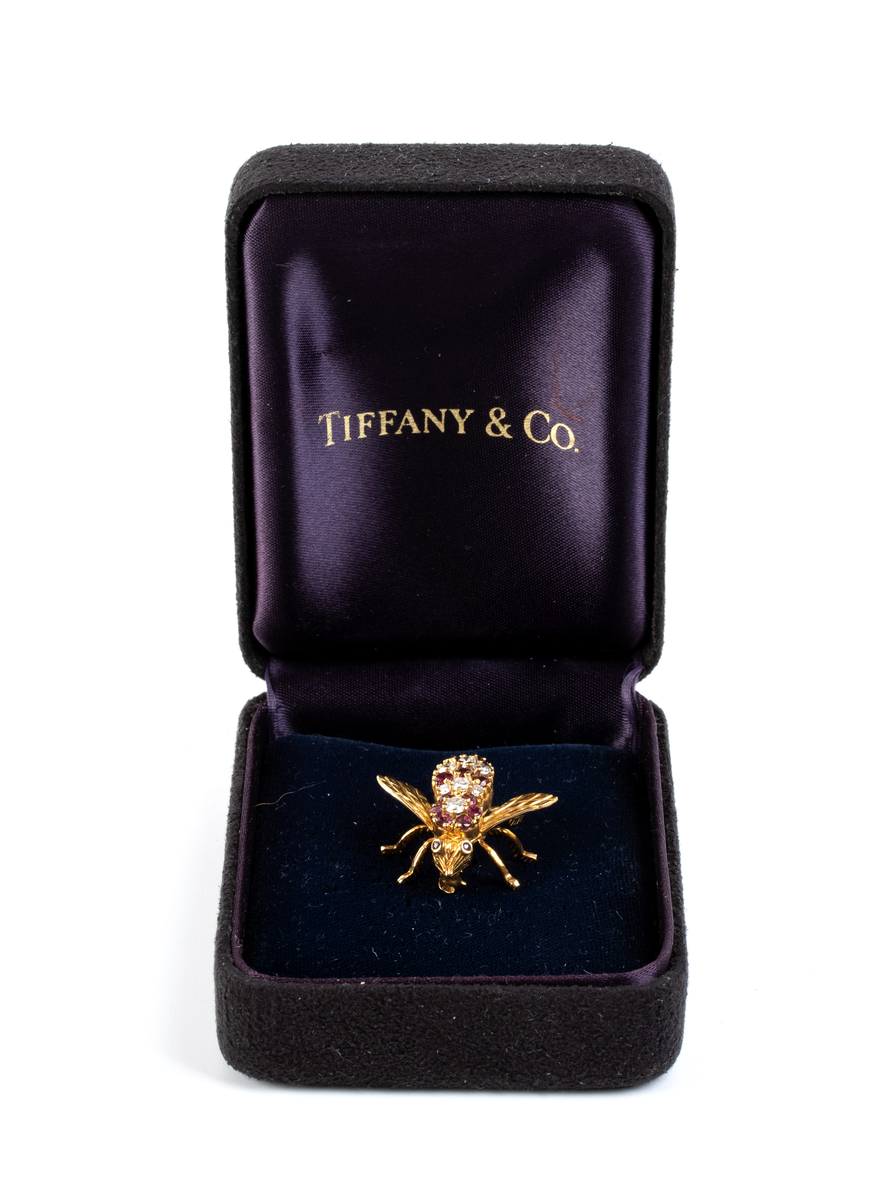 Tiffany & Co.® - TIFFANY & CO., Spilla a forma di insetto in oro giallo 18k con diamanti e rubini