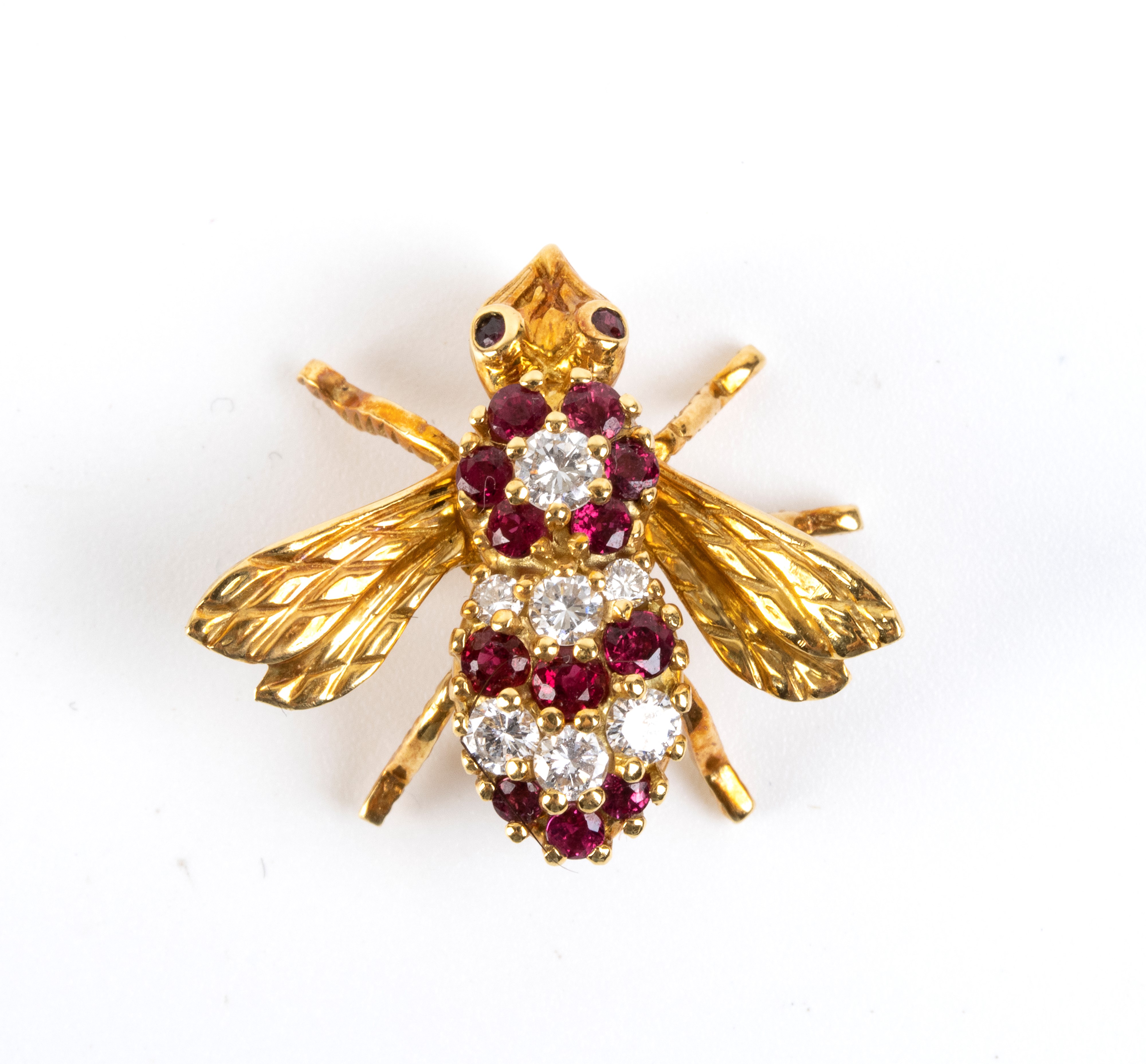 Tiffany & Co.® - TIFFANY & CO., Spilla a forma di insetto in oro giallo 18k con diamanti e rubini
