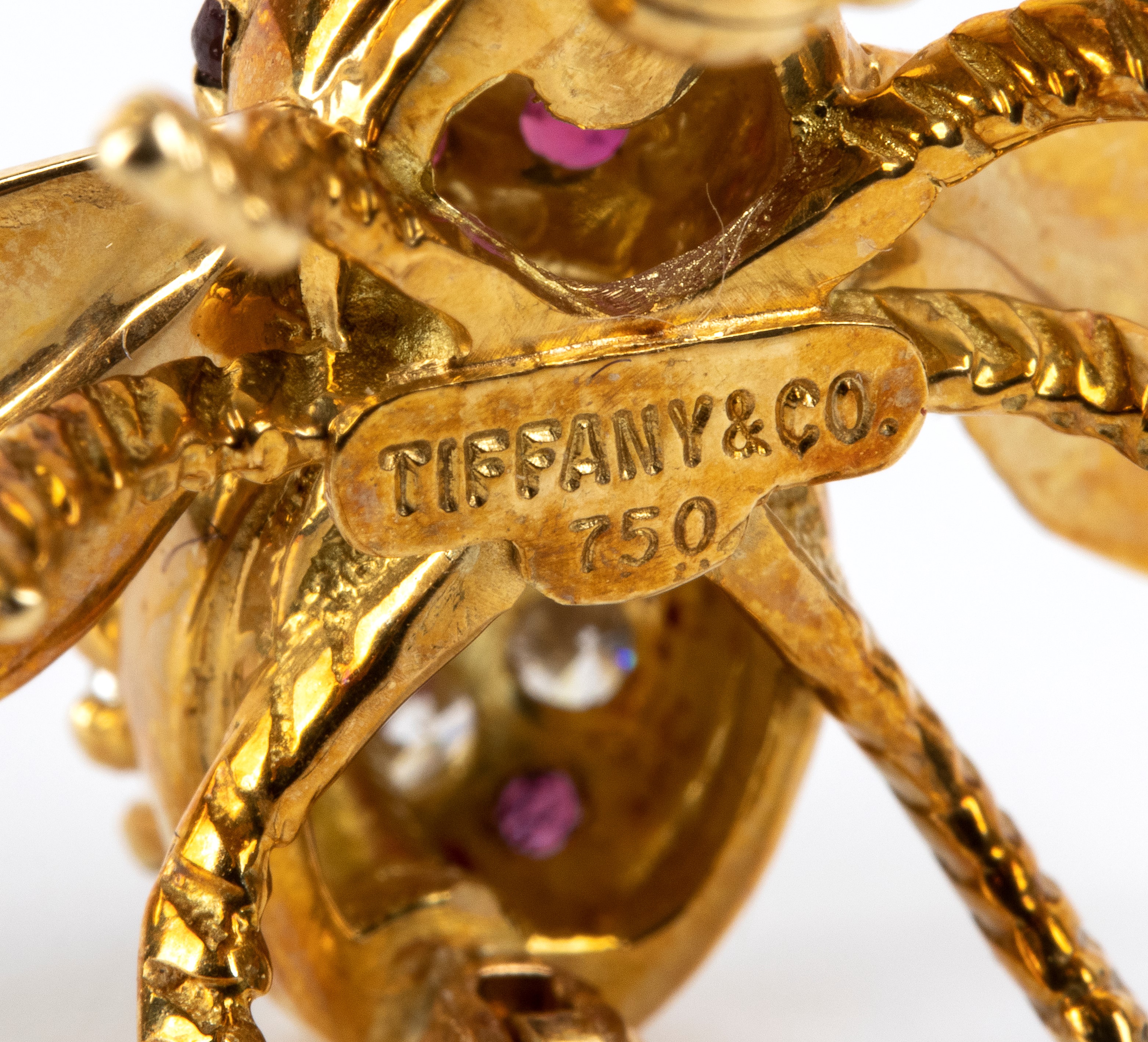 Tiffany & Co.® - TIFFANY & CO., Spilla a forma di insetto in oro giallo 18k con diamanti e rubini