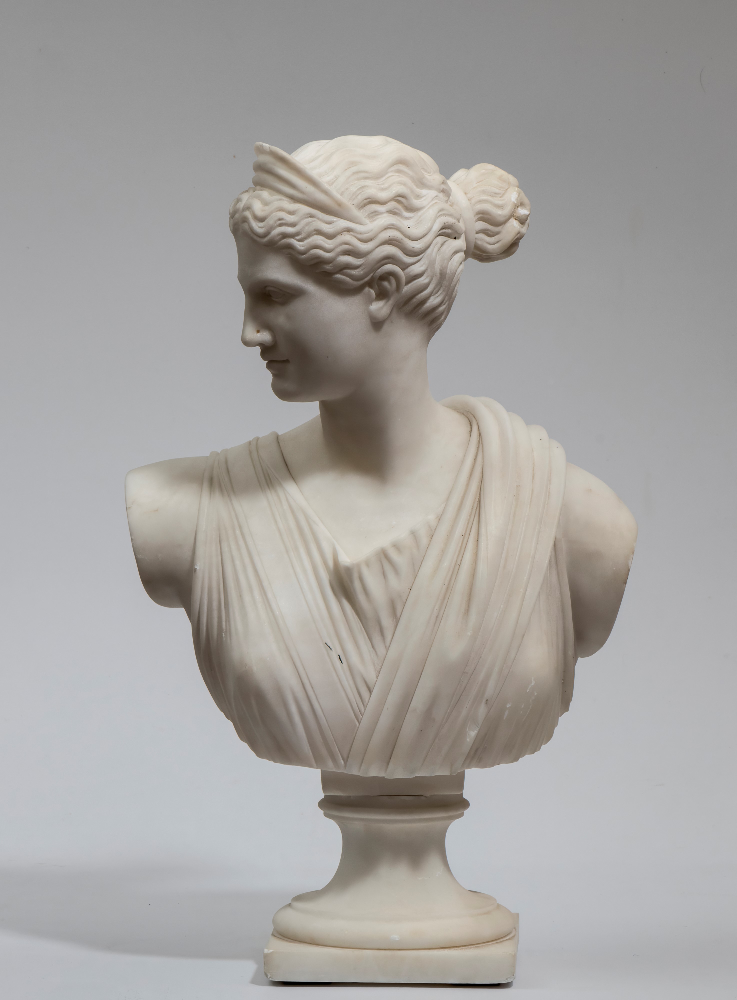 Busto in marmo raffigurante Diana cacciatrice, Italia, inizio XX secolo