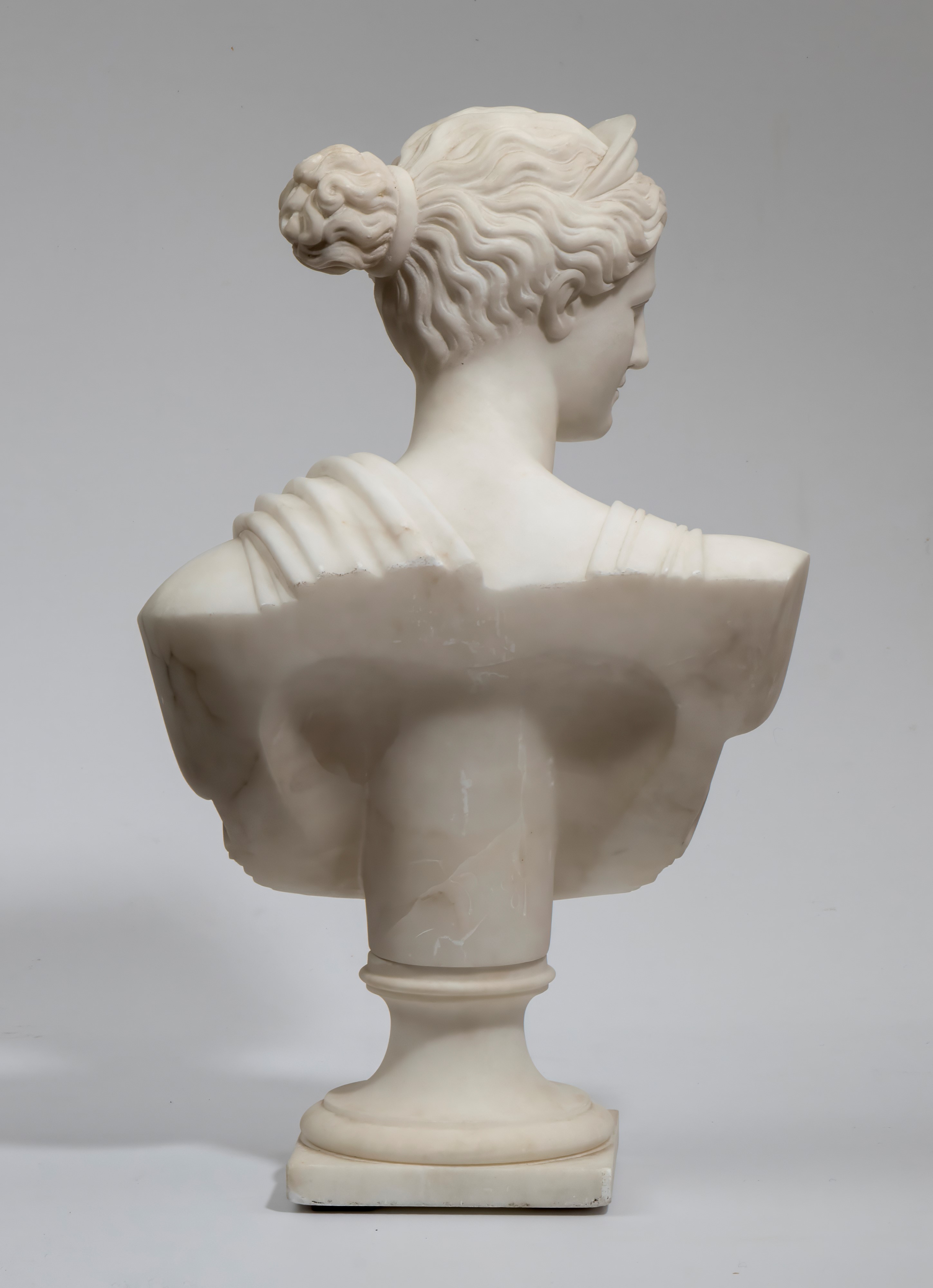 Busto in marmo raffigurante Diana cacciatrice, Italia, inizio XX secolo