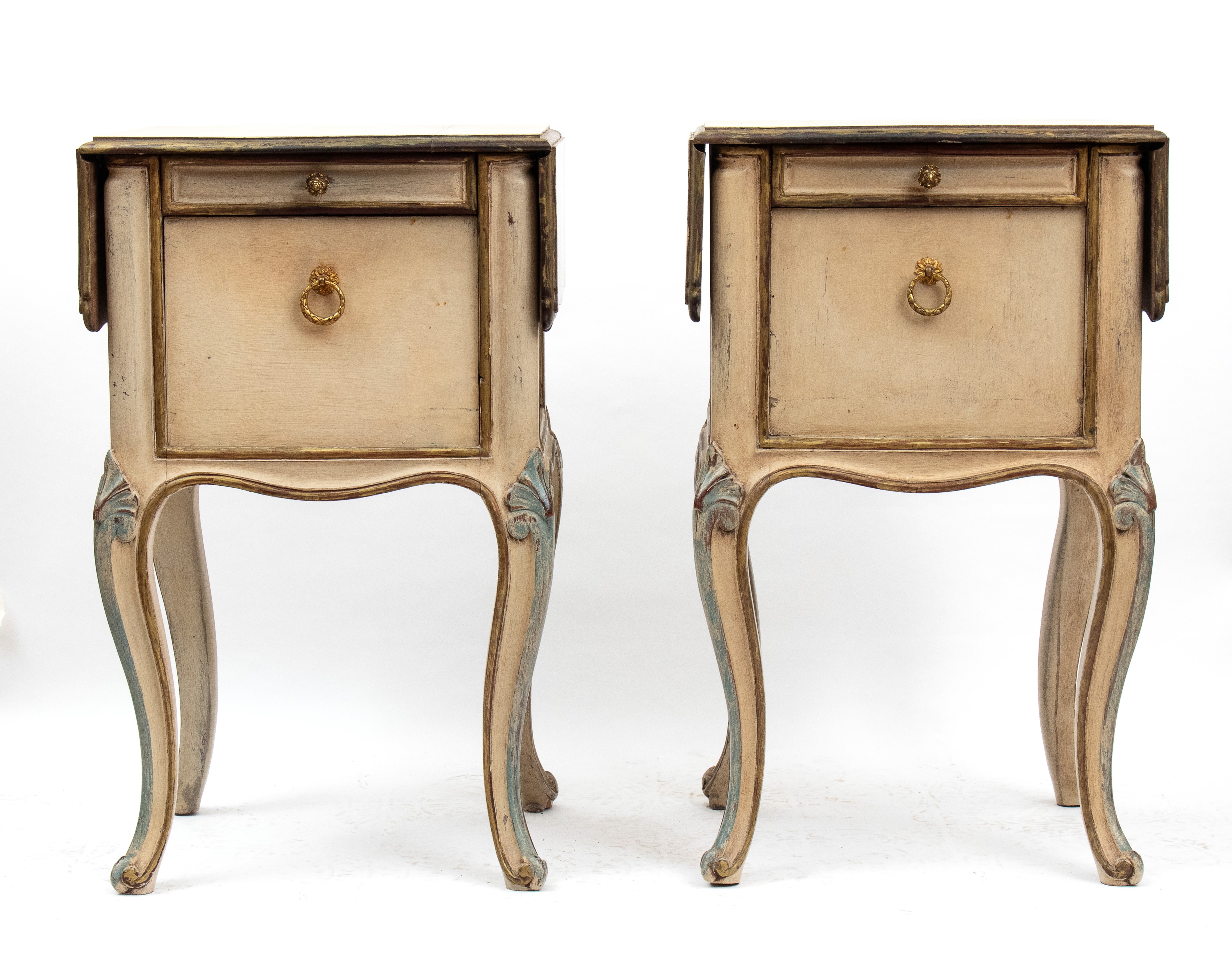 Italia, Coppia di comodini veneziani in stile Luigi XV, legno laccato e dorato