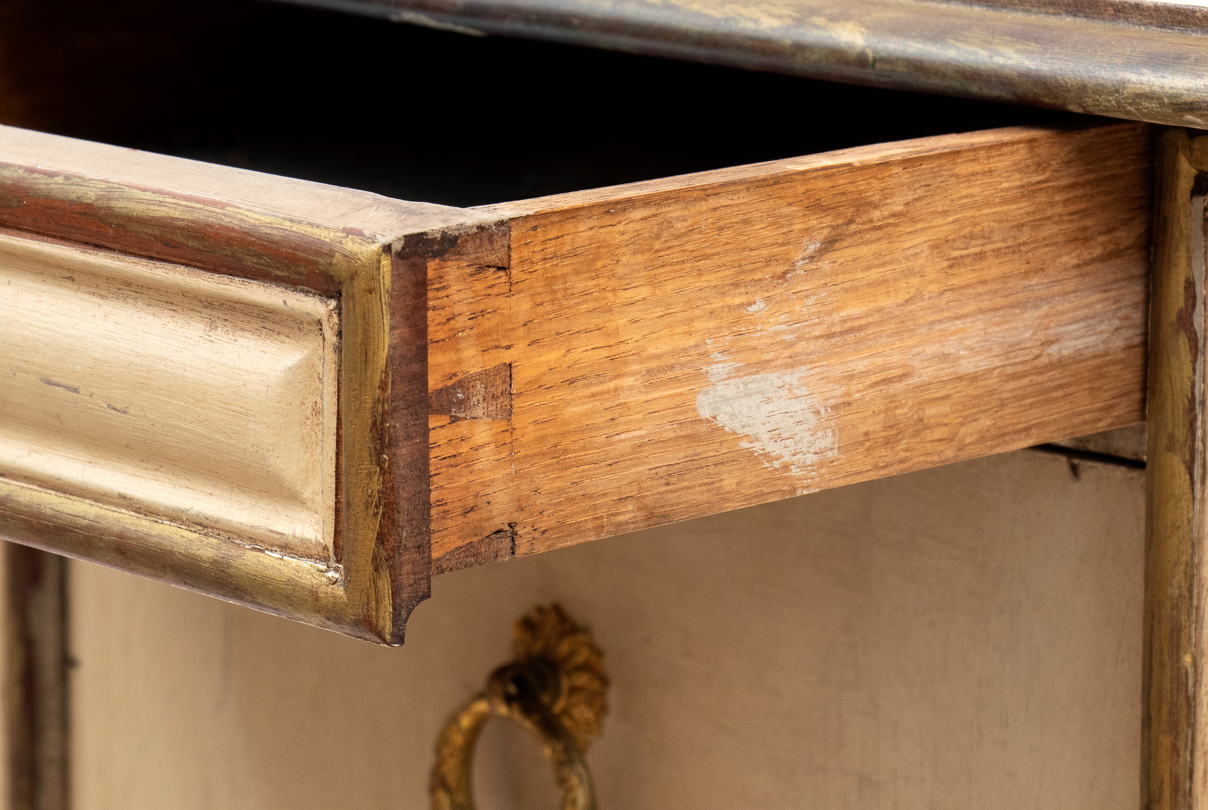 Italia, Coppia di comodini veneziani in stile Luigi XV, legno laccato e dorato