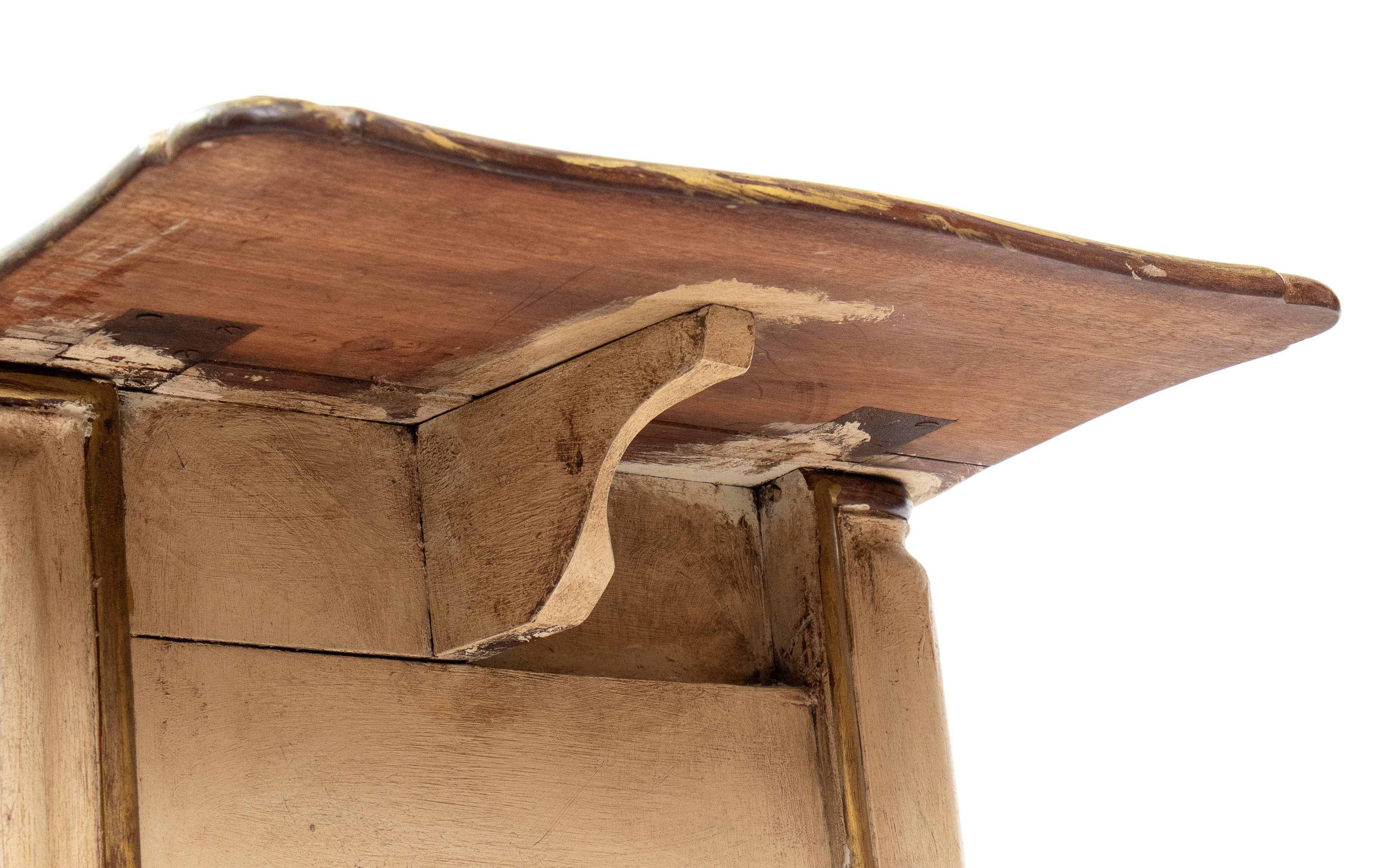 Italia, Coppia di comodini veneziani in stile Luigi XV, legno laccato e dorato