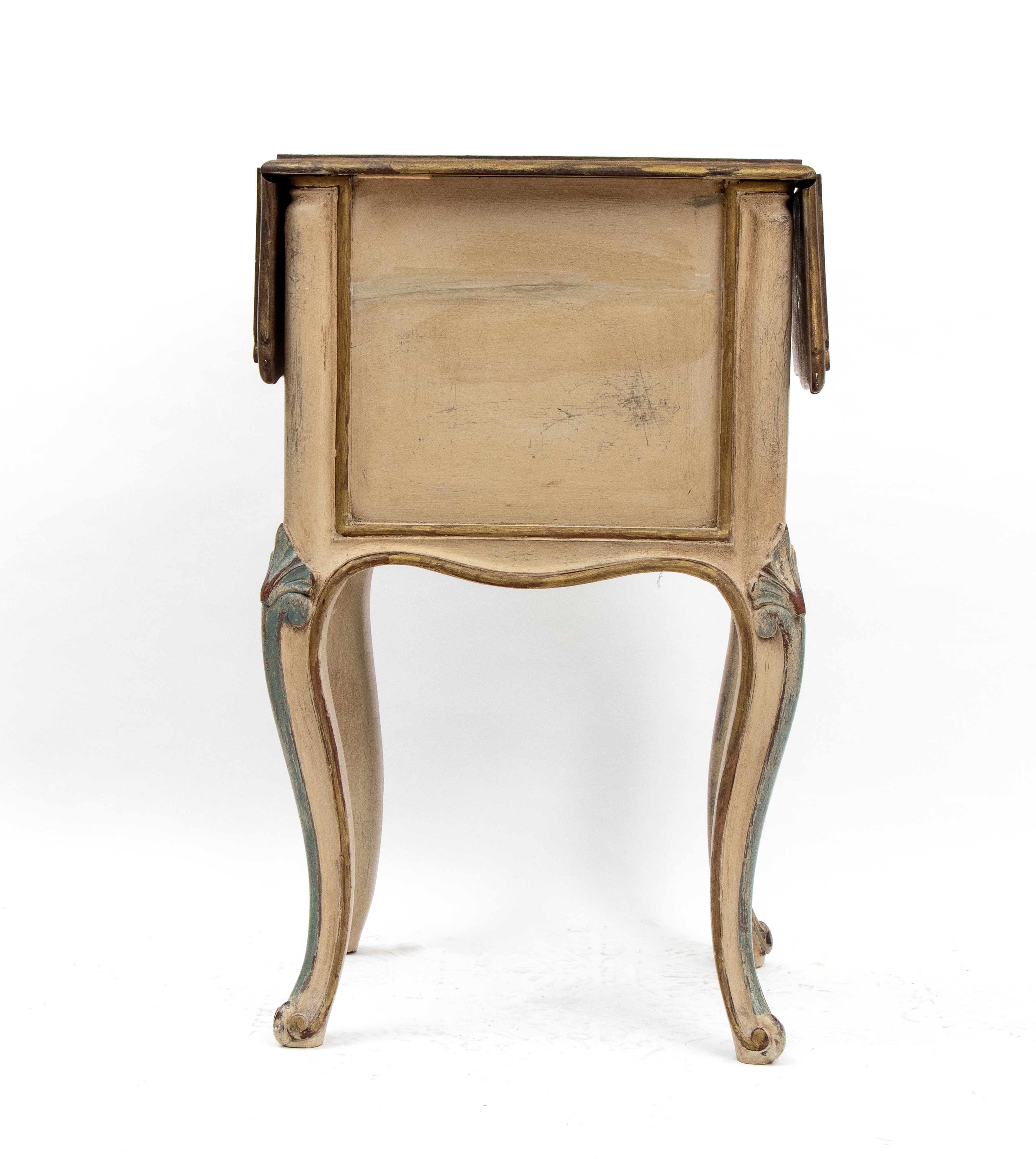 Italia, Coppia di comodini veneziani in stile Luigi XV, legno laccato e dorato