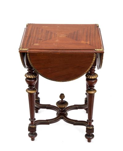 Tavolo da salotto in stile Neoclassico, legno di mogano con piano quadrato e alette ribaltabili