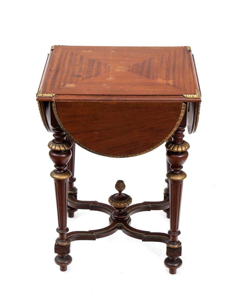 Tavolo da salotto in stile Neoclassico, legno di mogano con piano quadrato e alette ribaltabili