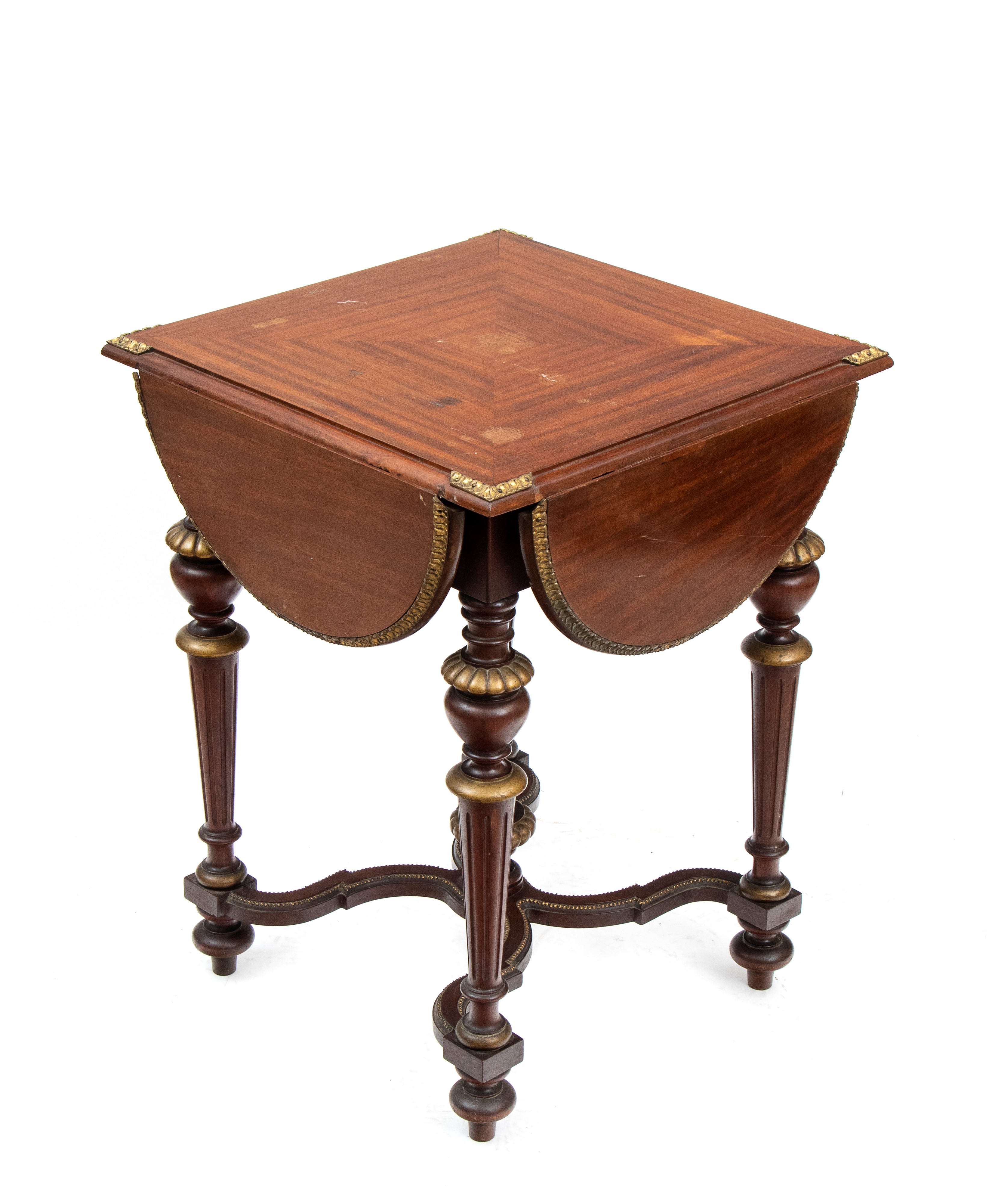 Tavolo da salotto in stile Neoclassico, legno di mogano con piano quadrato e alette ribaltabili