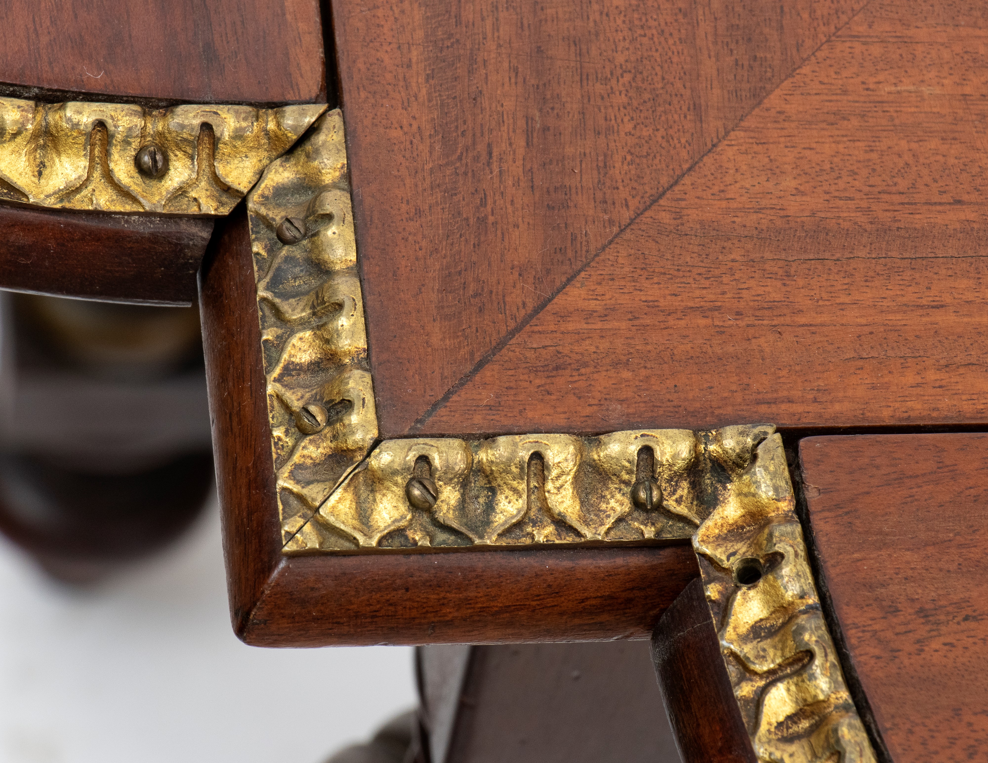 Tavolo da salotto in stile Neoclassico, legno di mogano con piano quadrato e alette ribaltabili