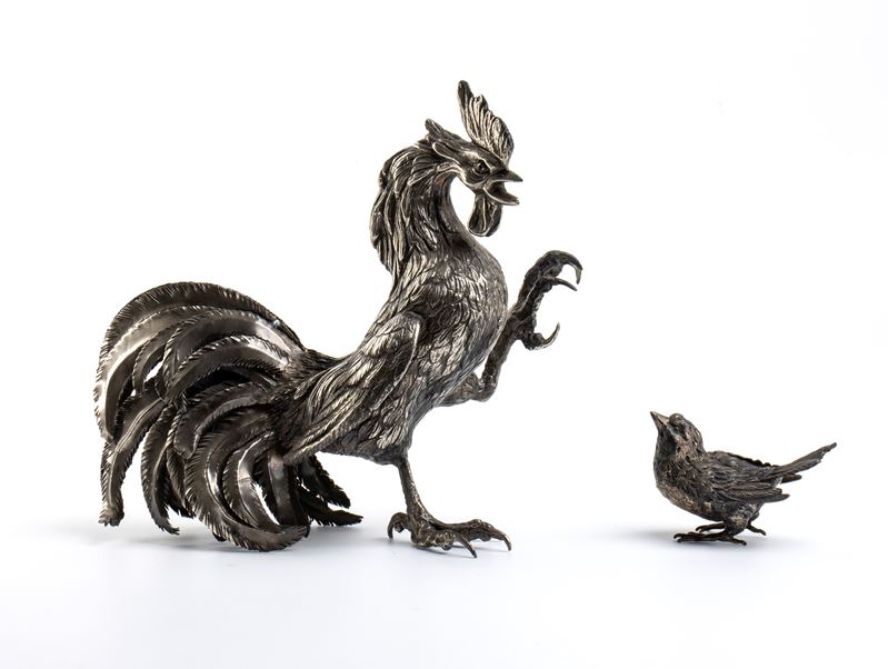 Gallo e passero, scultura in argento cesellato (Italia, XX secolo)