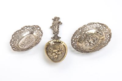 Italia, coppia di piattini e cucchiaio in argento 800/1000, decorazione a rilievo e traforatura (...