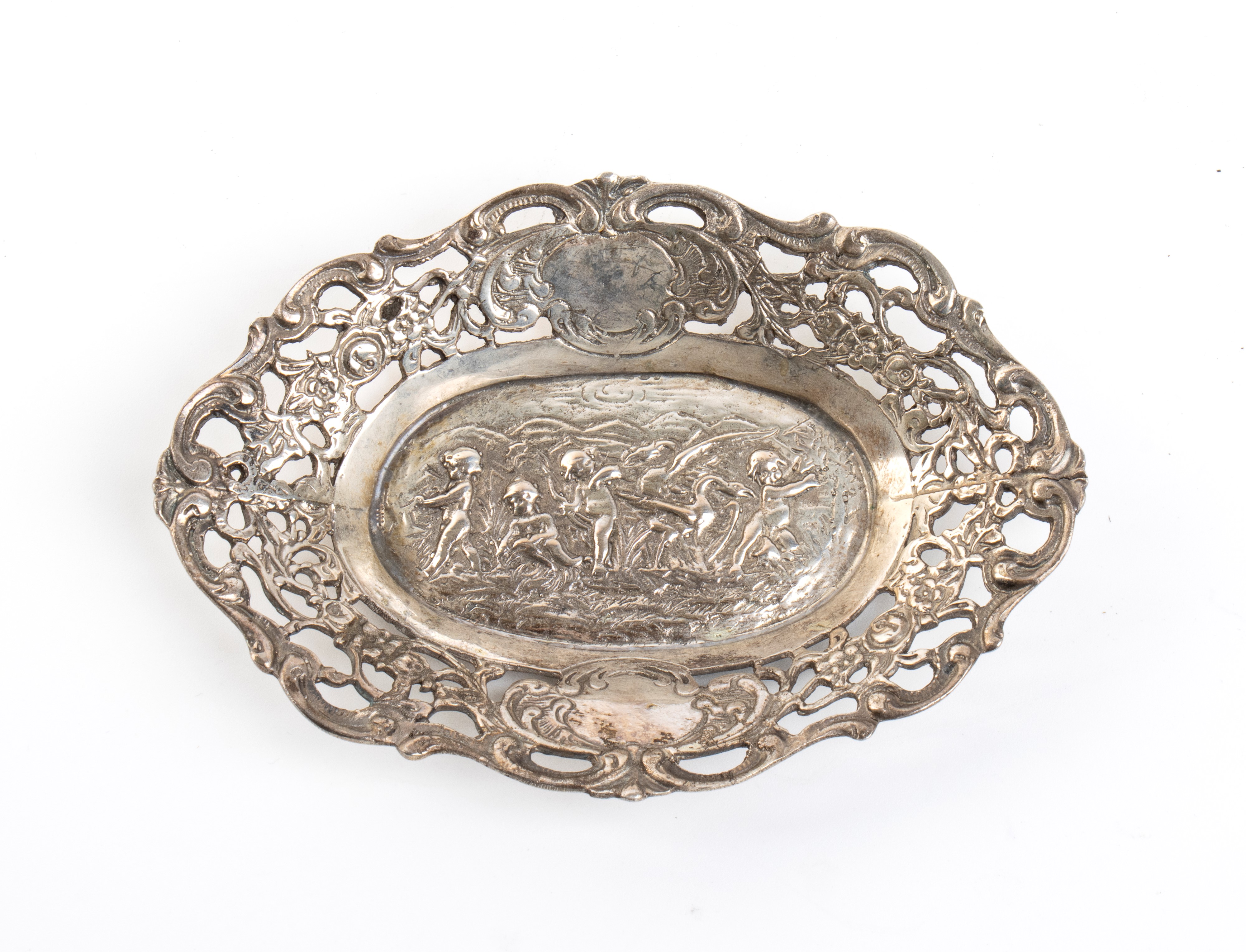 Italia, coppia di piattini e cucchiaio in argento 800/1000, decorazione a rilievo e traforatura (...