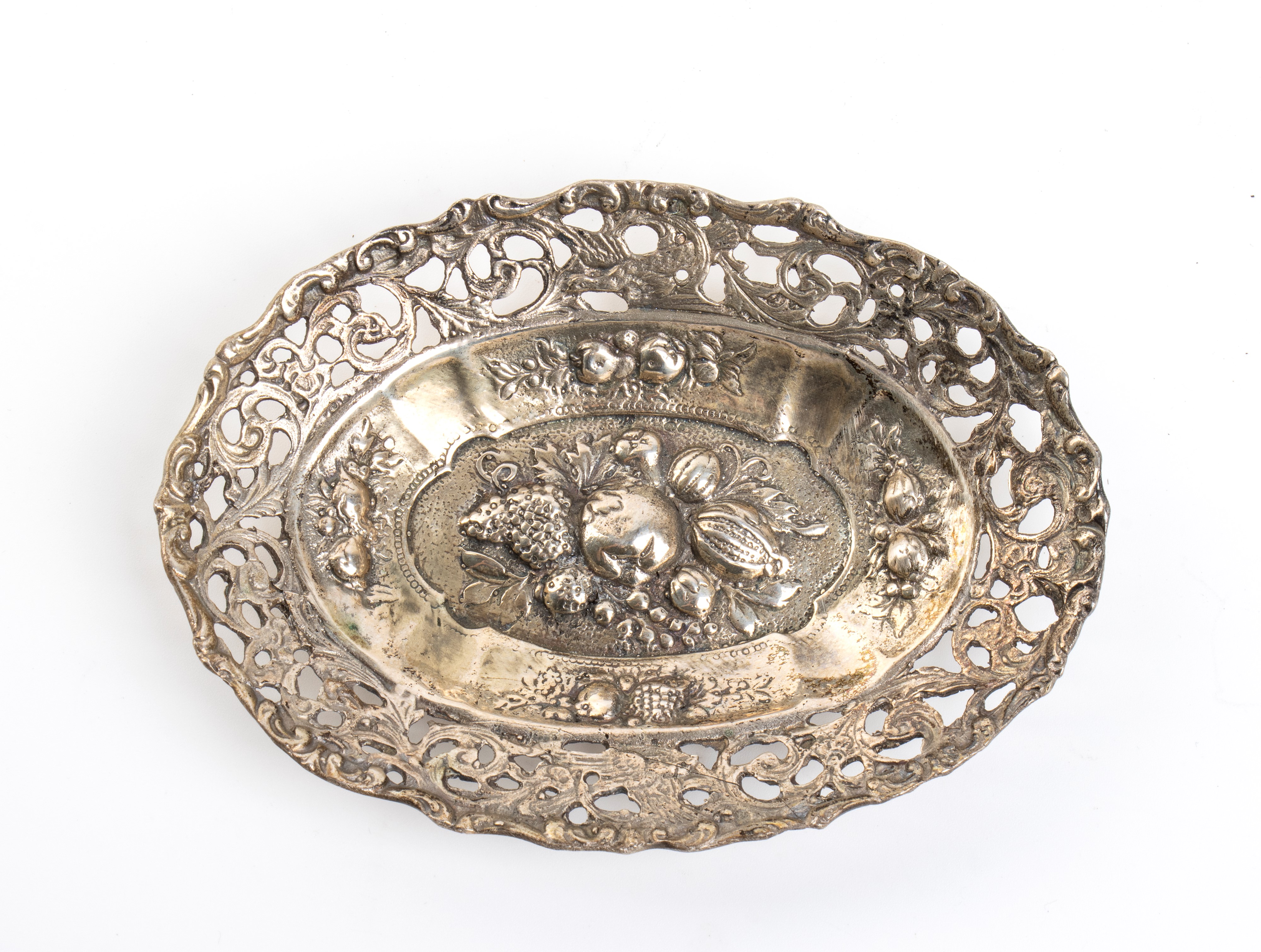 Italia, coppia di piattini e cucchiaio in argento 800/1000, decorazione a rilievo e traforatura (...