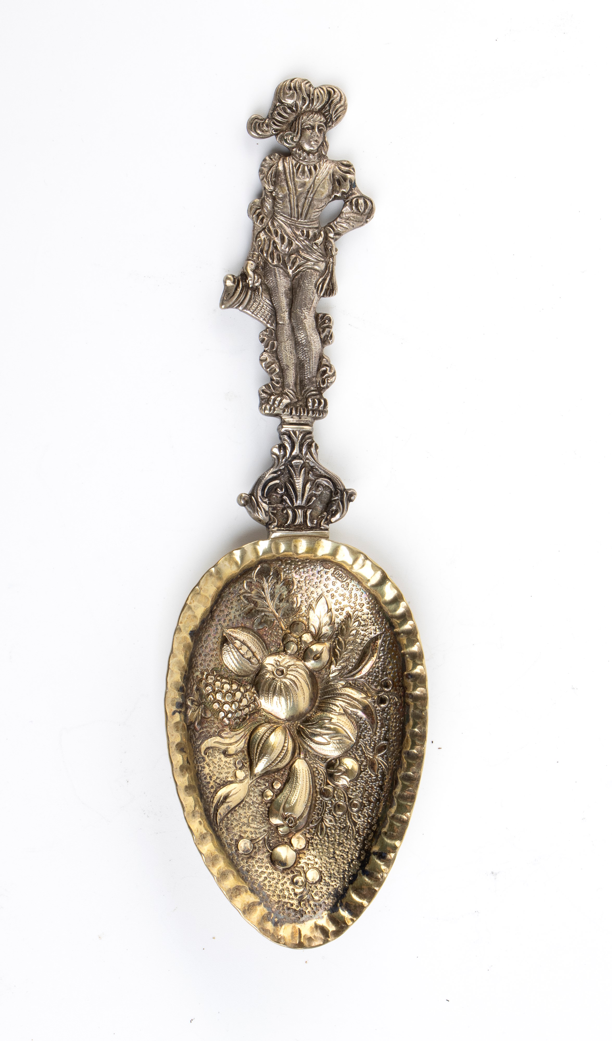 Italia, coppia di piattini e cucchiaio in argento 800/1000, decorazione a rilievo e traforatura (...