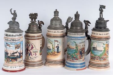Boccale del riservista, lotto di cinque pezzi in ceramica policroma con coperchio in peltro