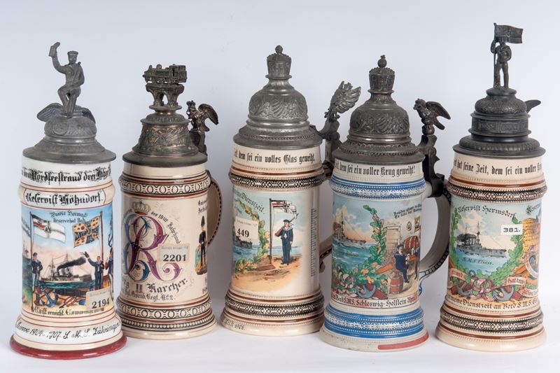 Boccale del riservista, lotto di cinque pezzi in ceramica policroma con coperchio in peltro