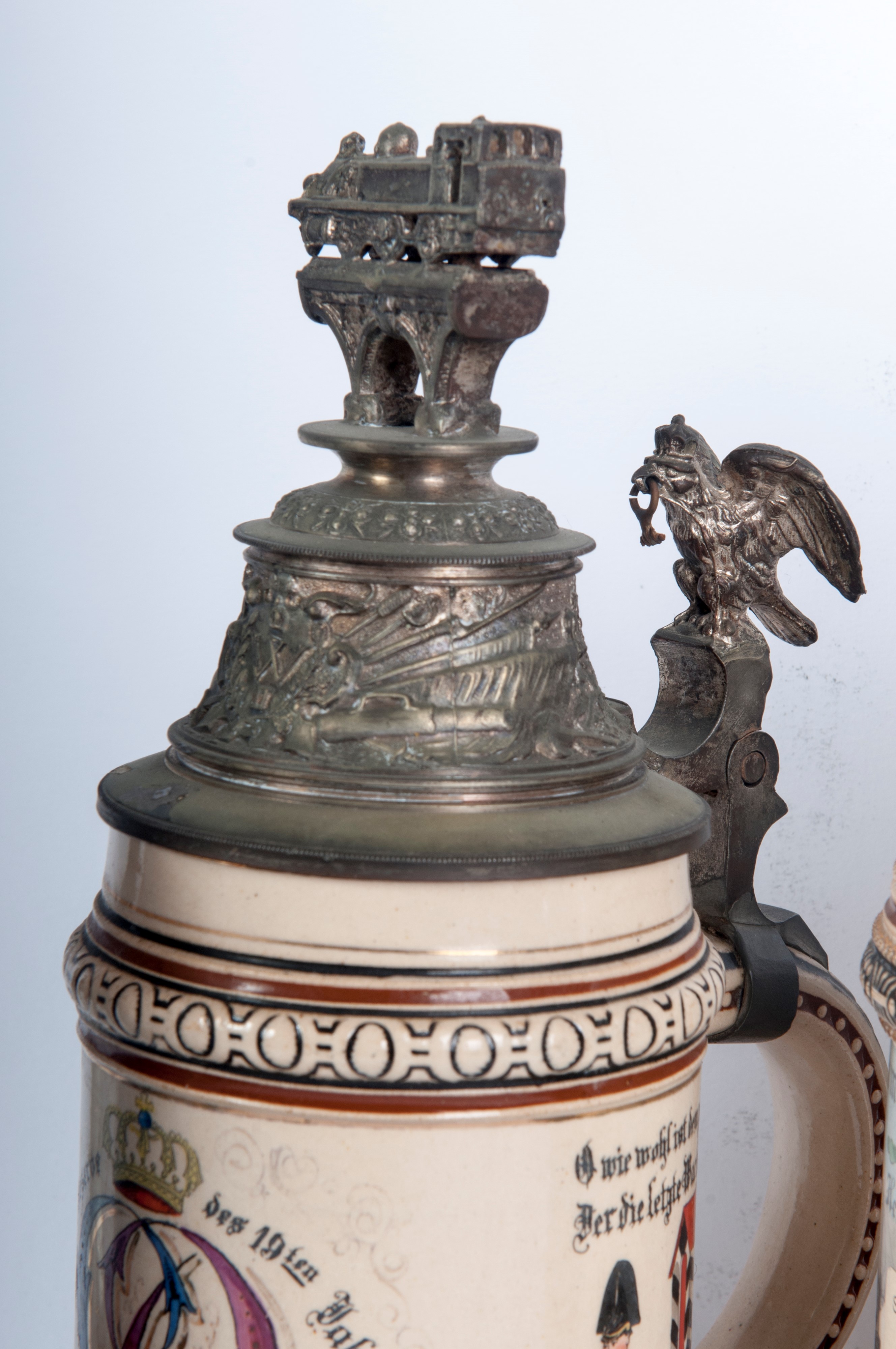 Boccale del riservista, lotto di cinque pezzi in ceramica policroma con coperchio in peltro