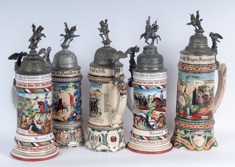 Boccale del riservista, lotto di cinque, ceramica policroma con coperchio in peltro