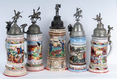 Boccale del riservista, lotto di cinque elementi in ceramica policroma con coperchio in peltro, p...