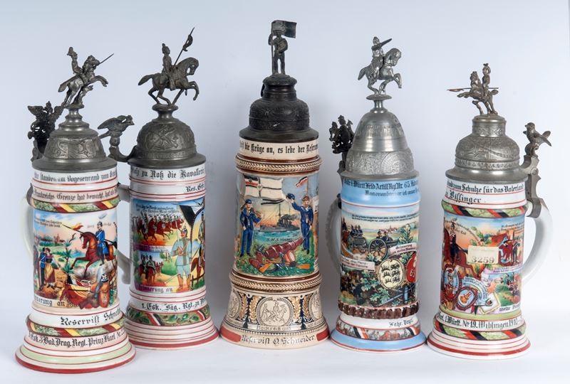 Boccale del riservista, lotto di cinque elementi in ceramica policroma con coperchio in peltro, p...