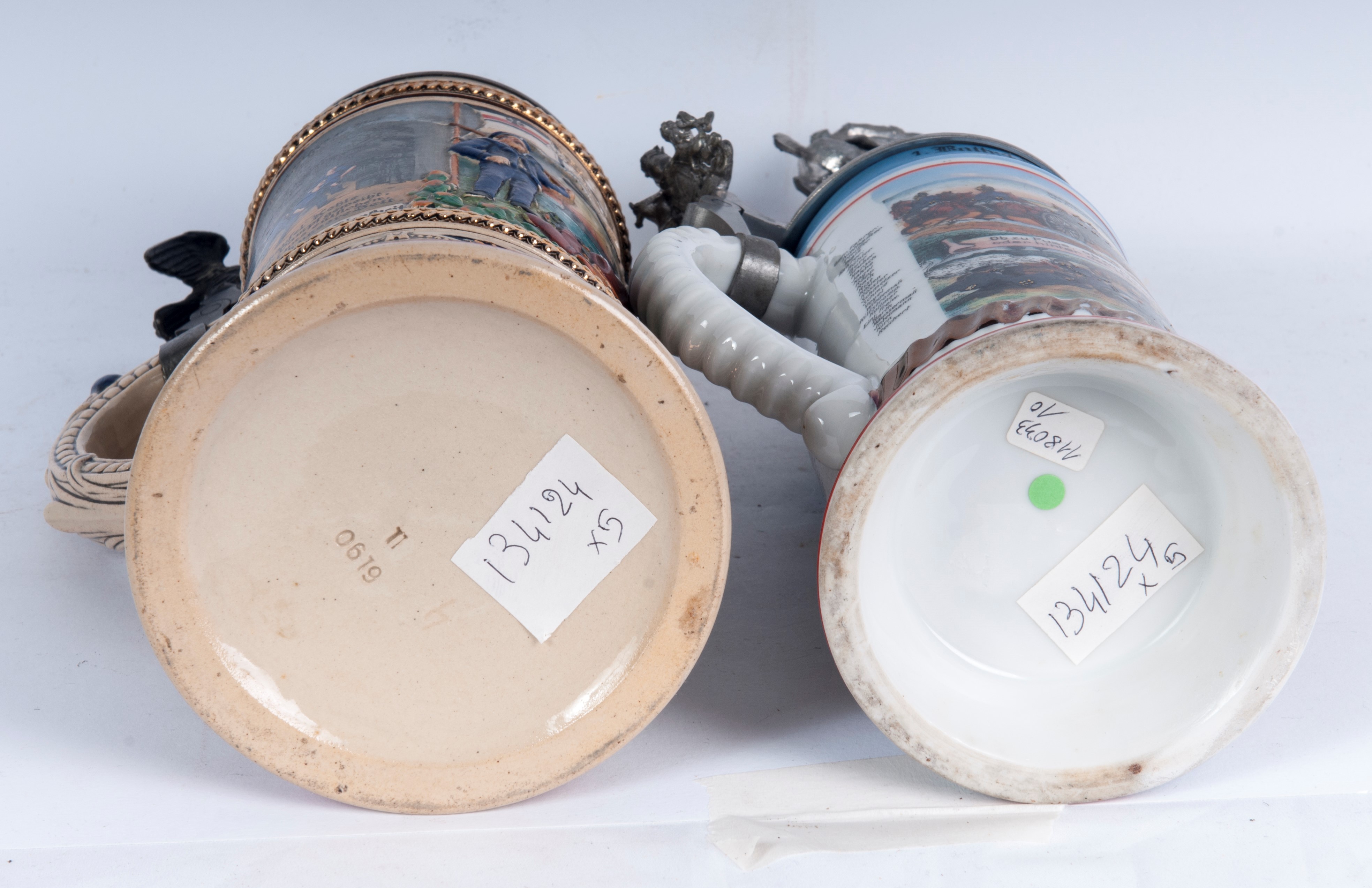 Boccale del riservista, lotto di cinque elementi in ceramica policroma con coperchio in peltro, p...