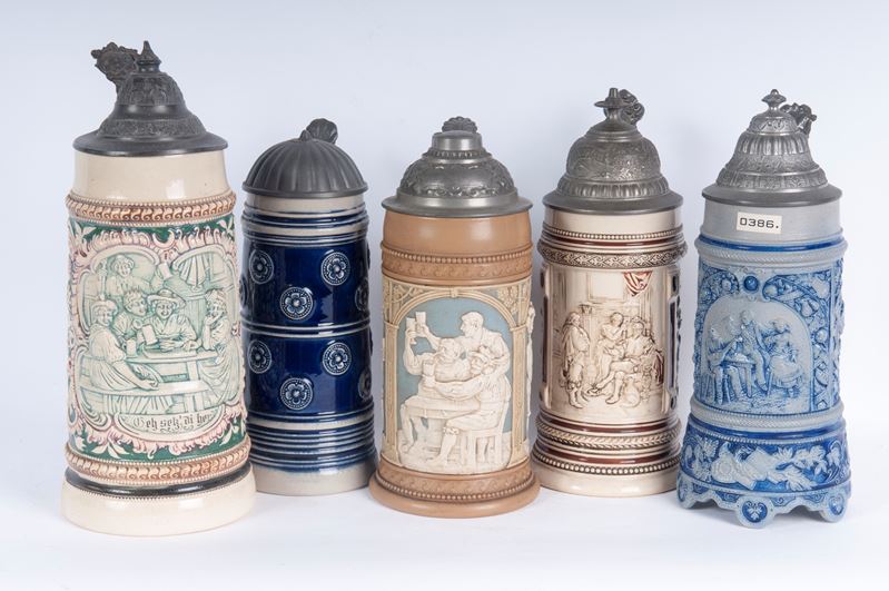 Set di cinque boccali da birra in ceramica policroma con coperchio in peltro, primo quarto del XX...