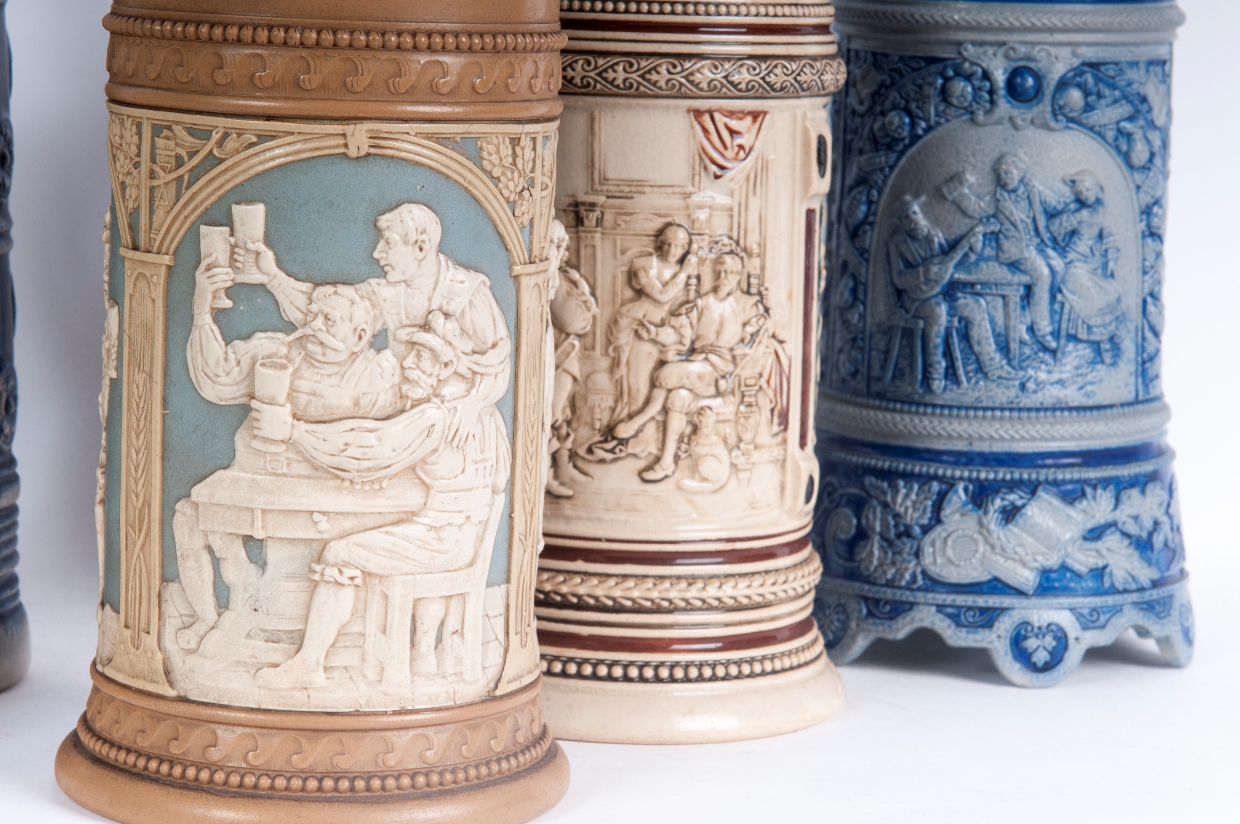 Set di cinque boccali da birra in ceramica policroma con coperchio in peltro, primo quarto del XX...