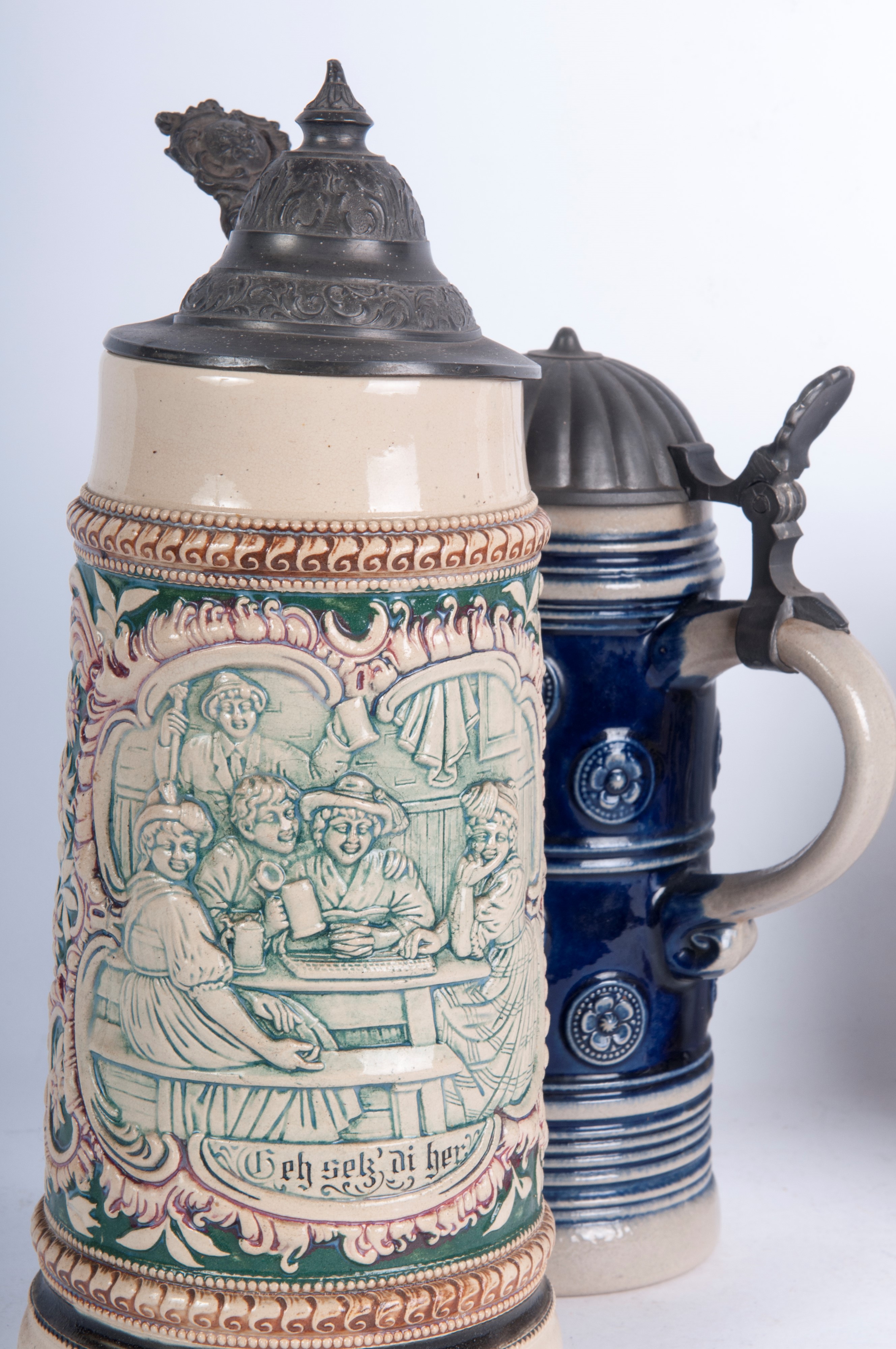 Set di cinque boccali da birra in ceramica policroma con coperchio in peltro, primo quarto del XX...