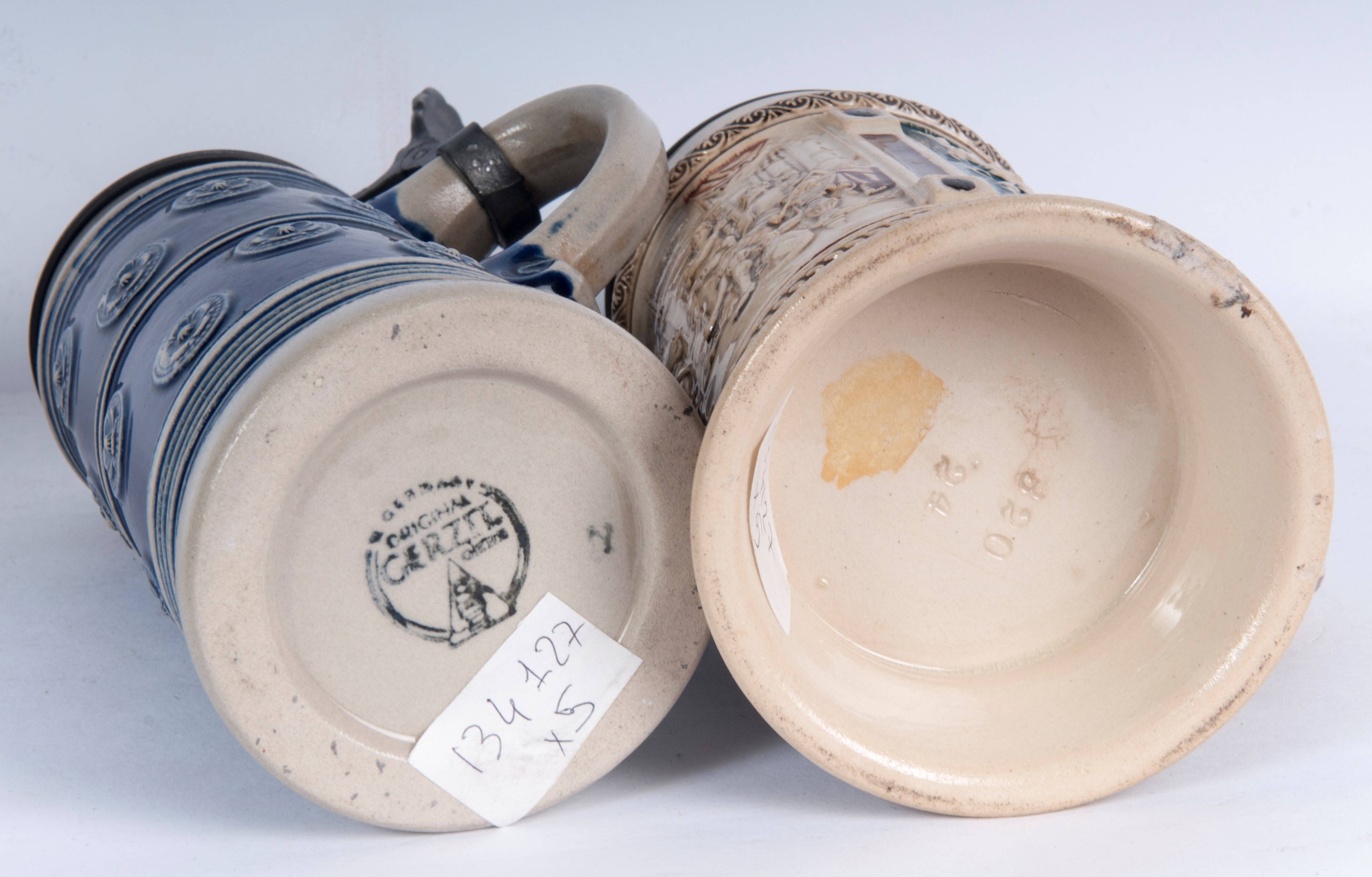 Set di cinque boccali da birra in ceramica policroma con coperchio in peltro, primo quarto del XX...