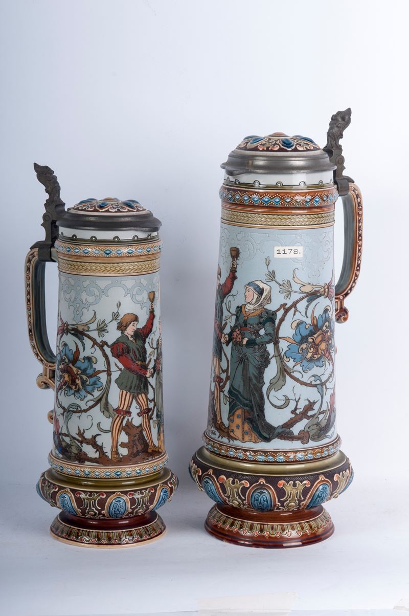 Boccali da birra Mettlach, ceramica policroma con coperchio in peltro
