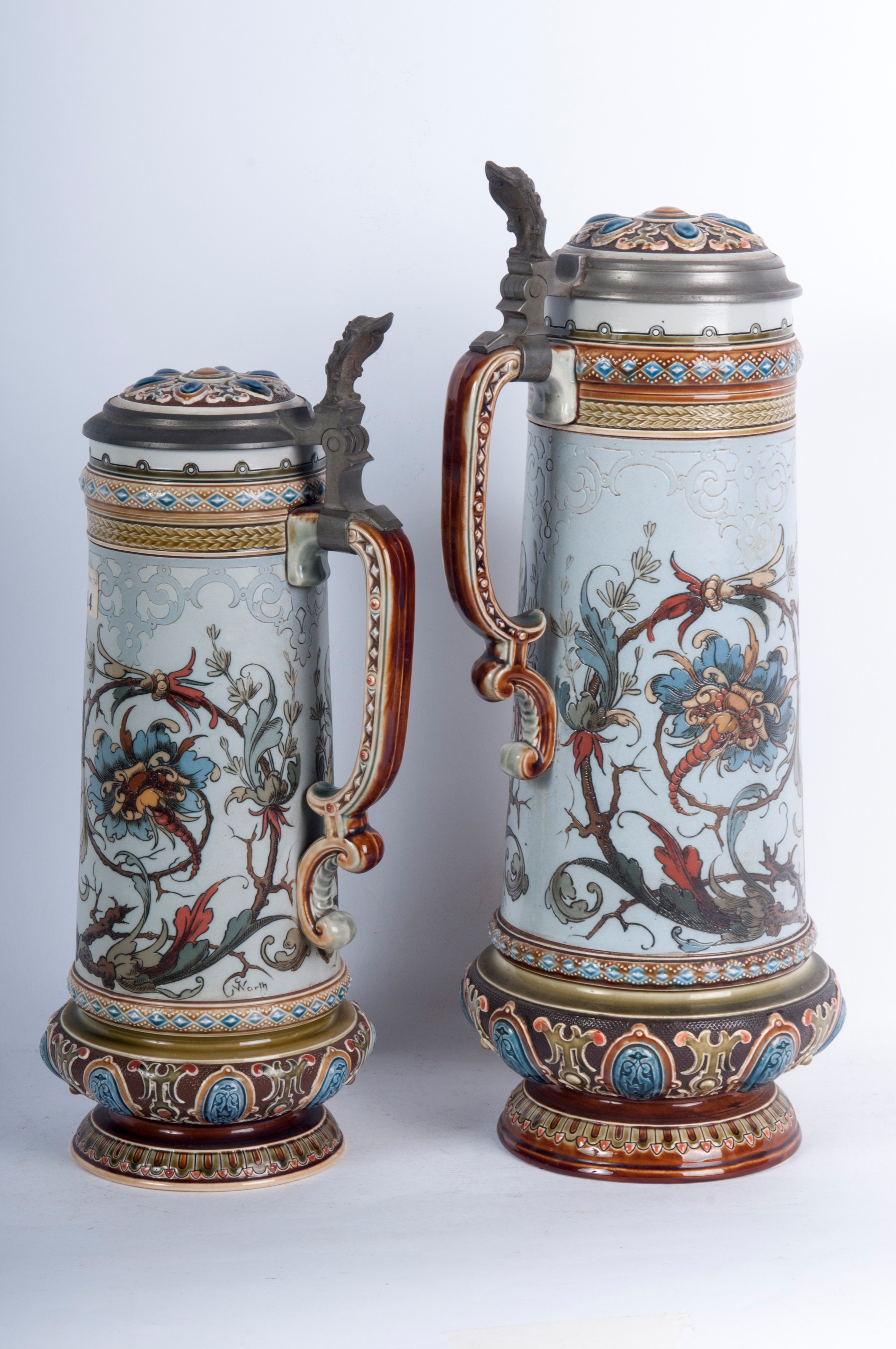 Boccali da birra Mettlach, ceramica policroma con coperchio in peltro