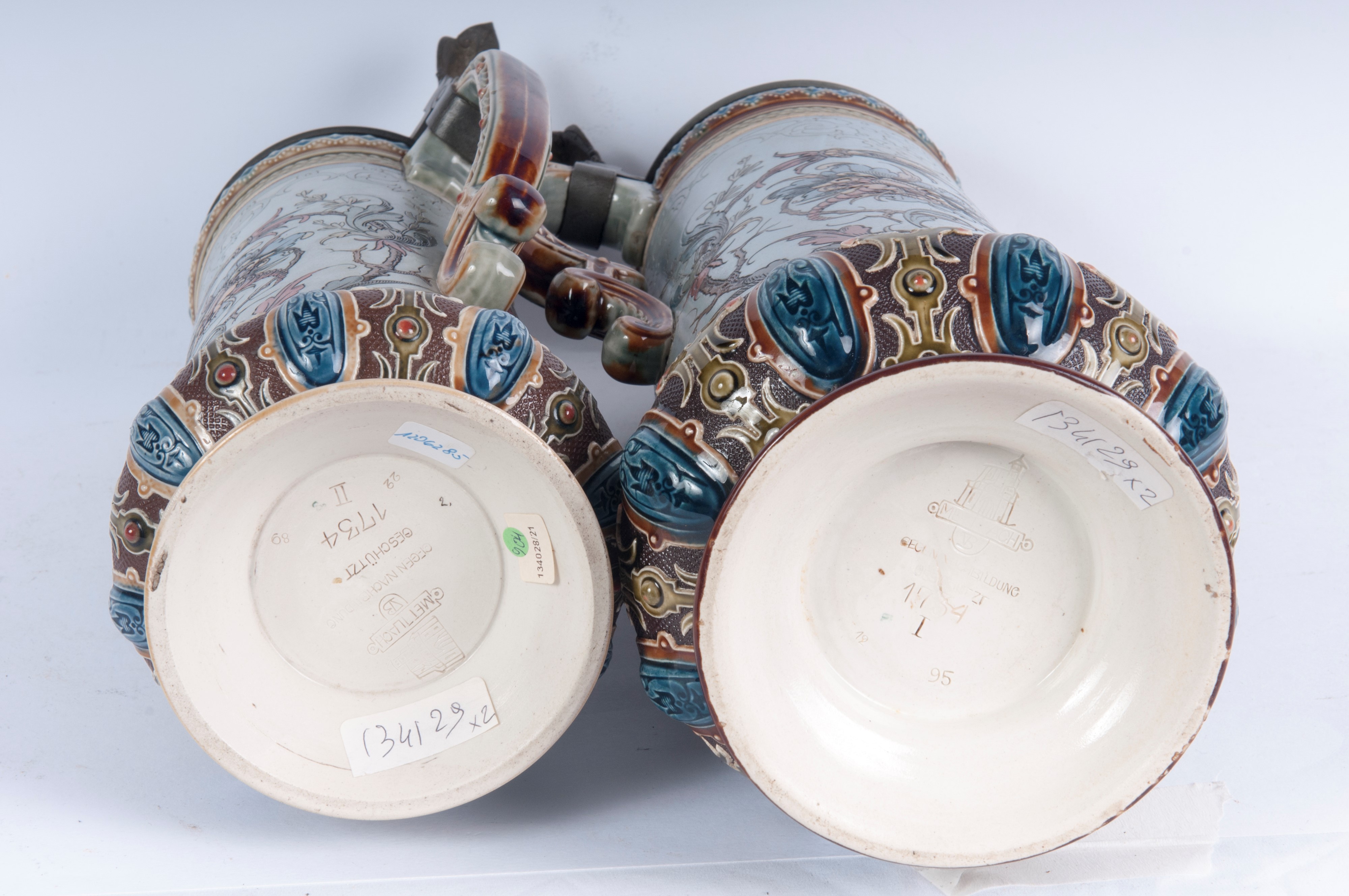 Boccali da birra Mettlach, ceramica policroma con coperchio in peltro