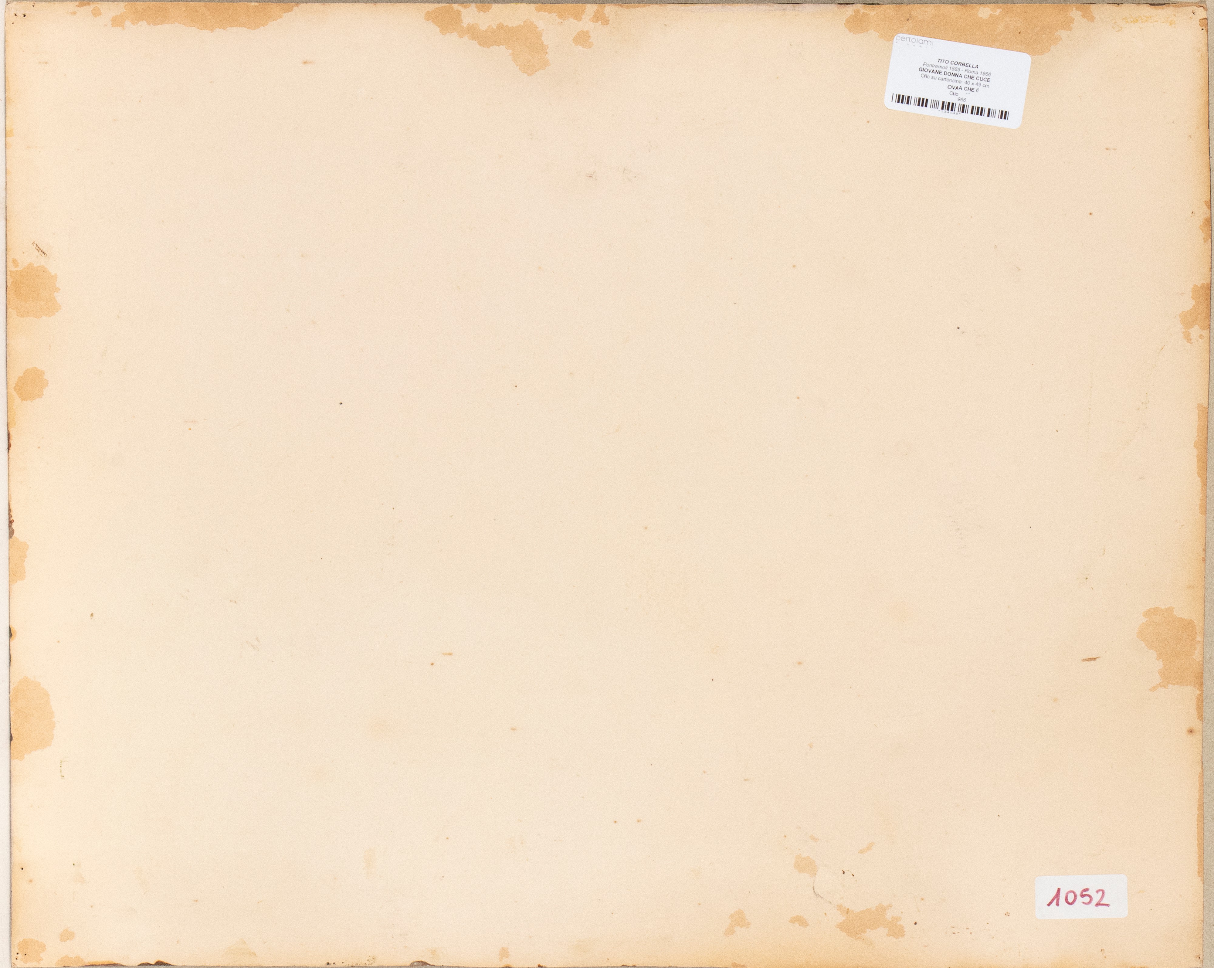 Giovane donna che cuce