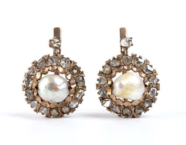 Paio di orecchini in oro con perle e diamanti
