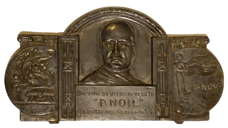 Placca commemorativa con effigie di Benito Mussolini