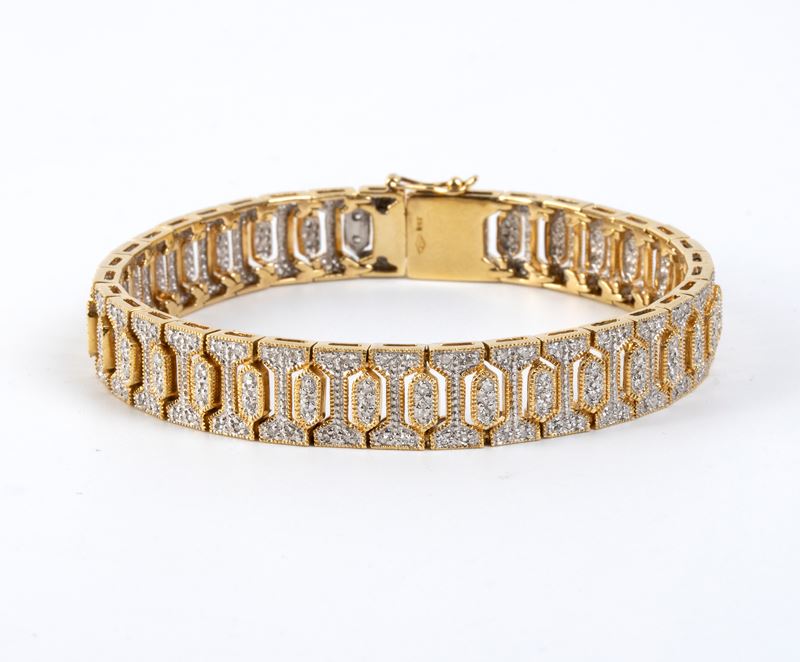 Bracciale in oro 18k con diamanti, motivo a nastro e maglie geometriche snodate