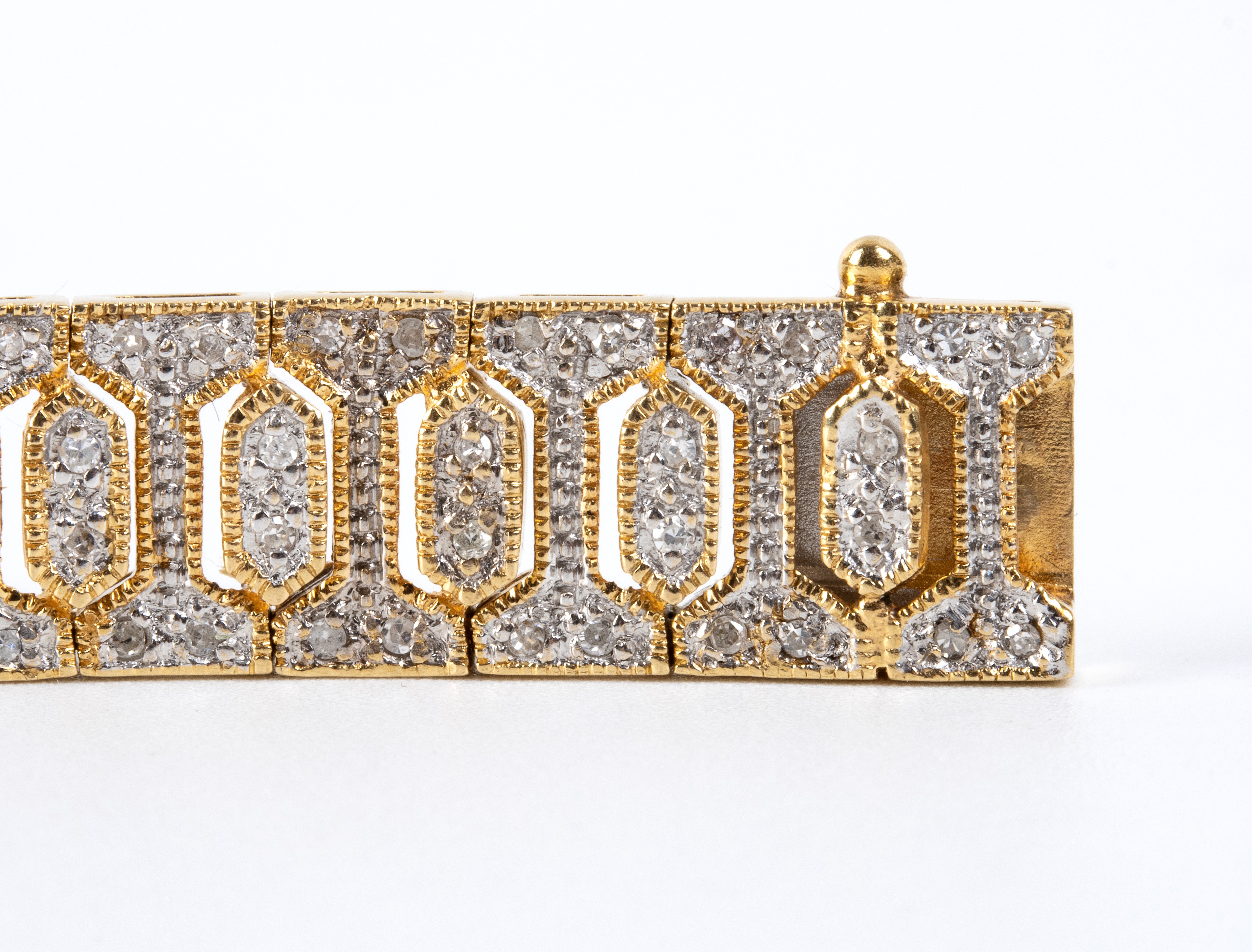 Bracciale in oro 18k con diamanti, motivo a nastro e maglie geometriche snodate