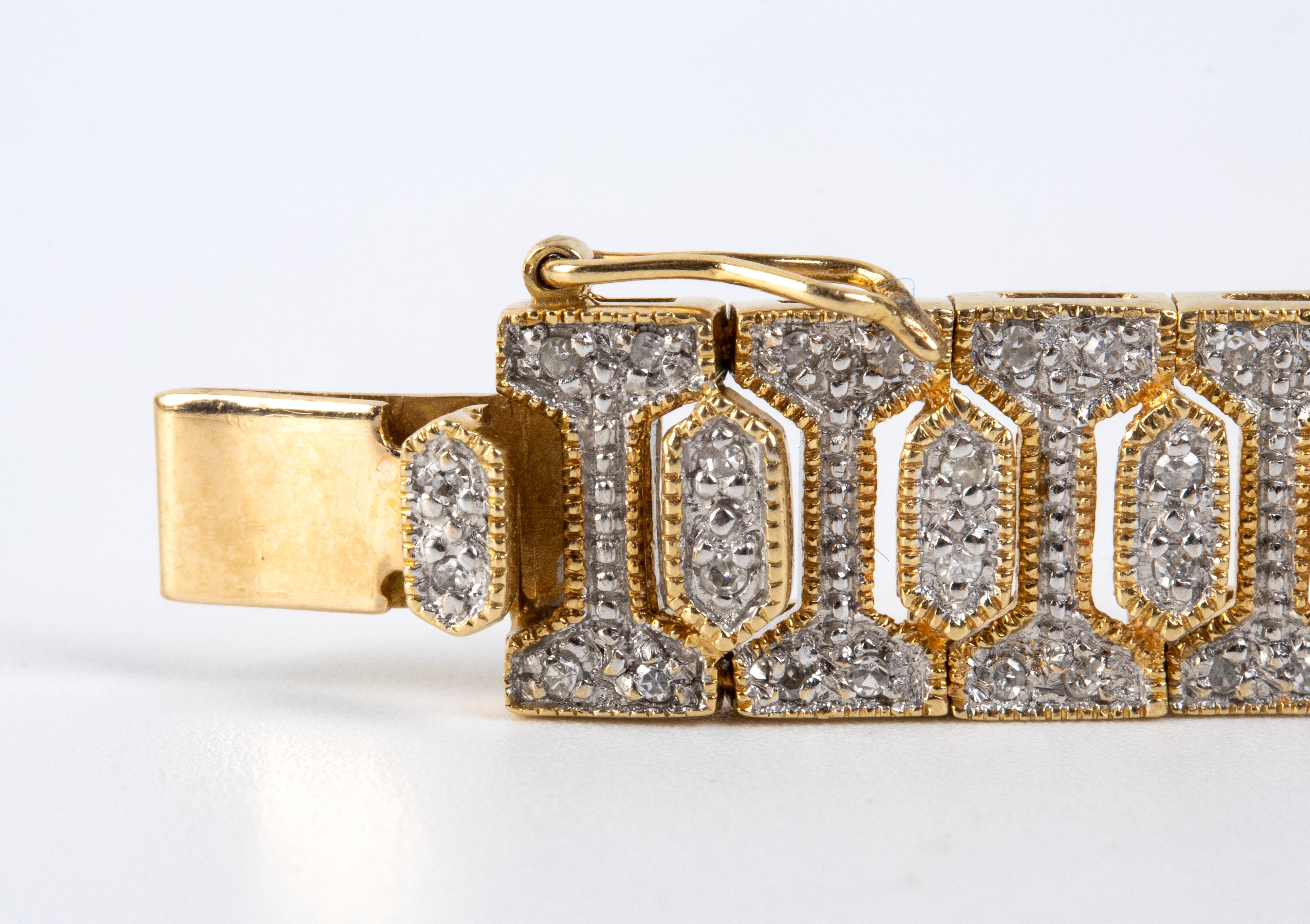 Bracciale in oro 18k con diamanti, motivo a nastro e maglie geometriche snodate
