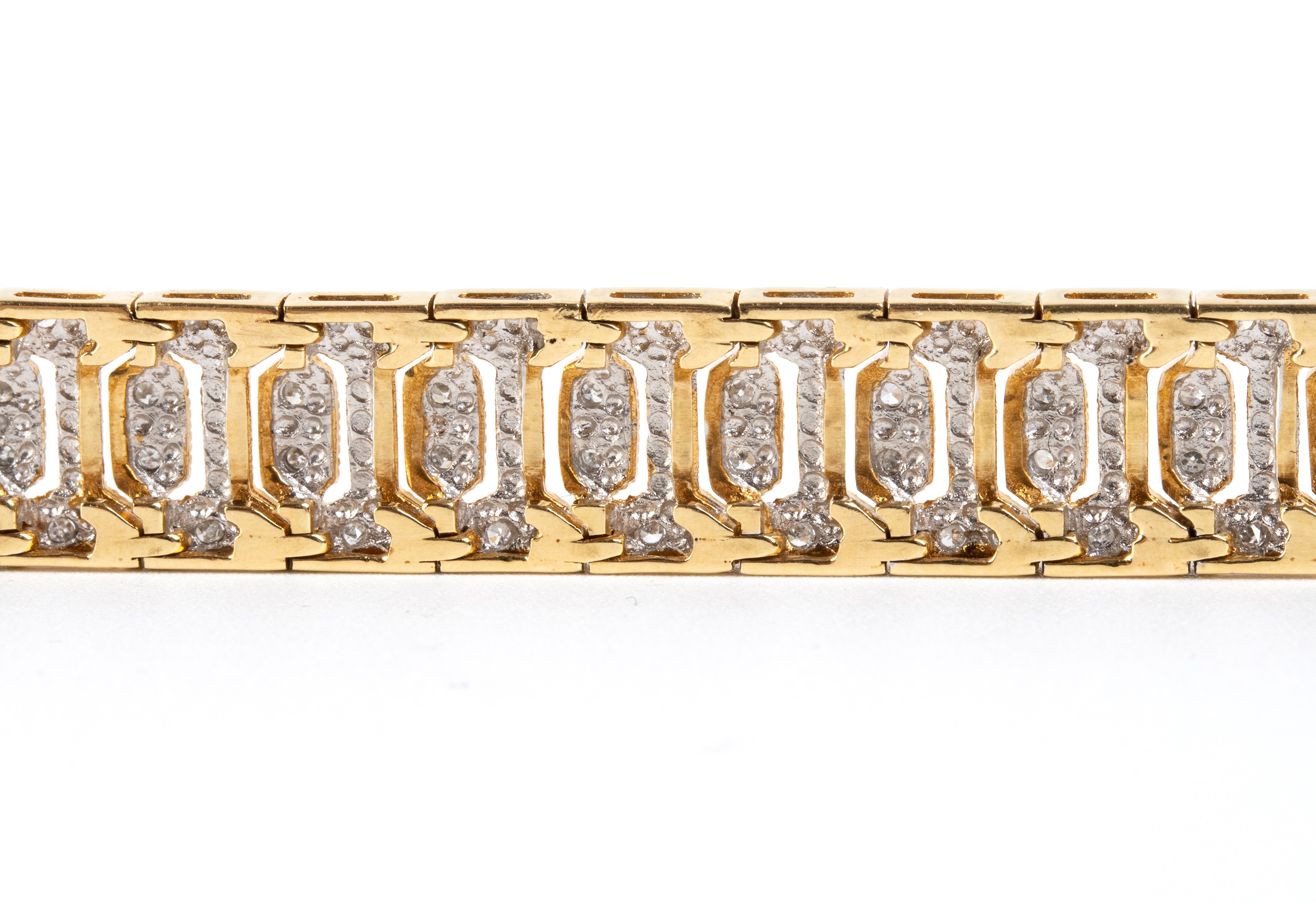Bracciale in oro 18k con diamanti, motivo a nastro e maglie geometriche snodate